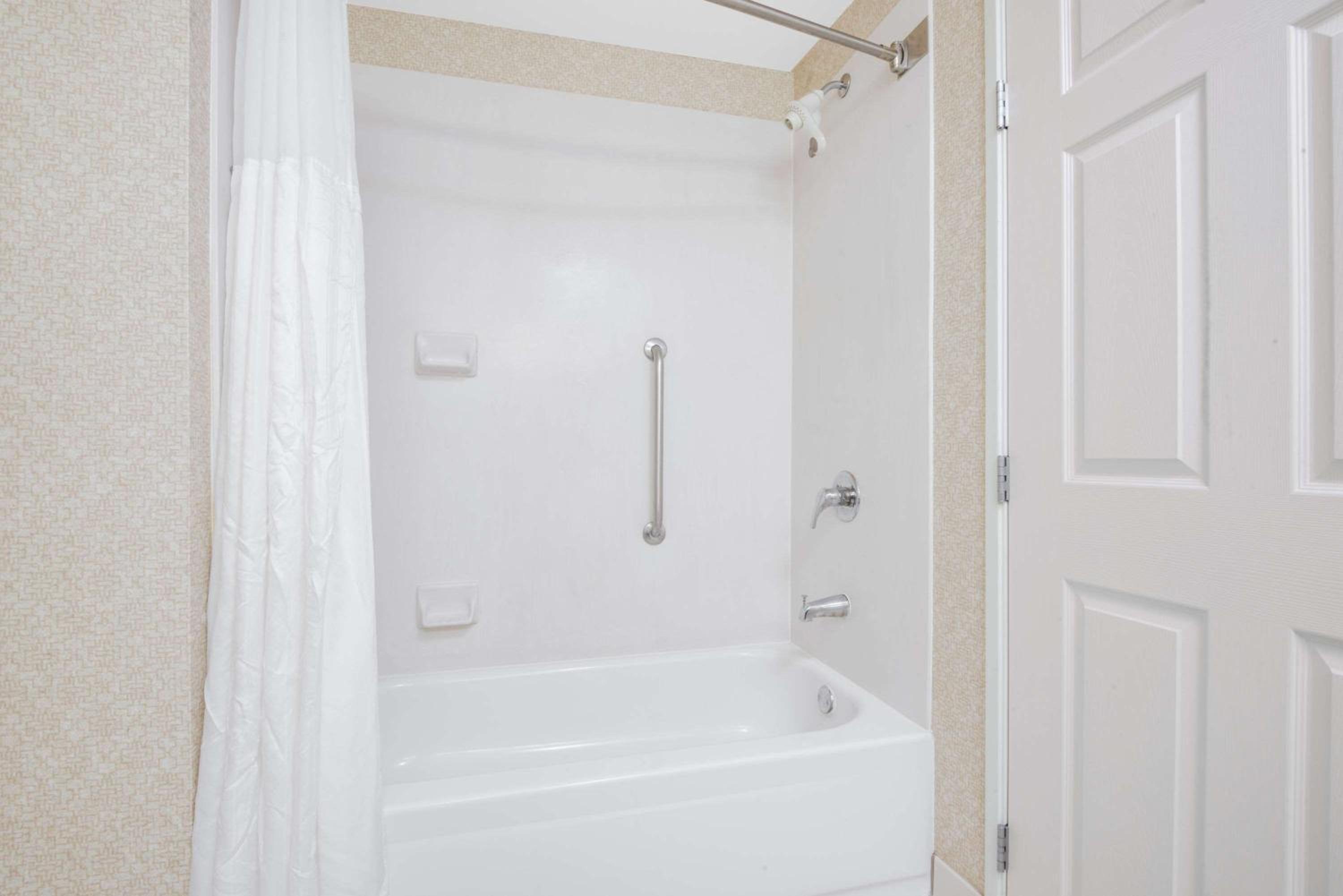 King Room - Non-Smoking - Photo 4