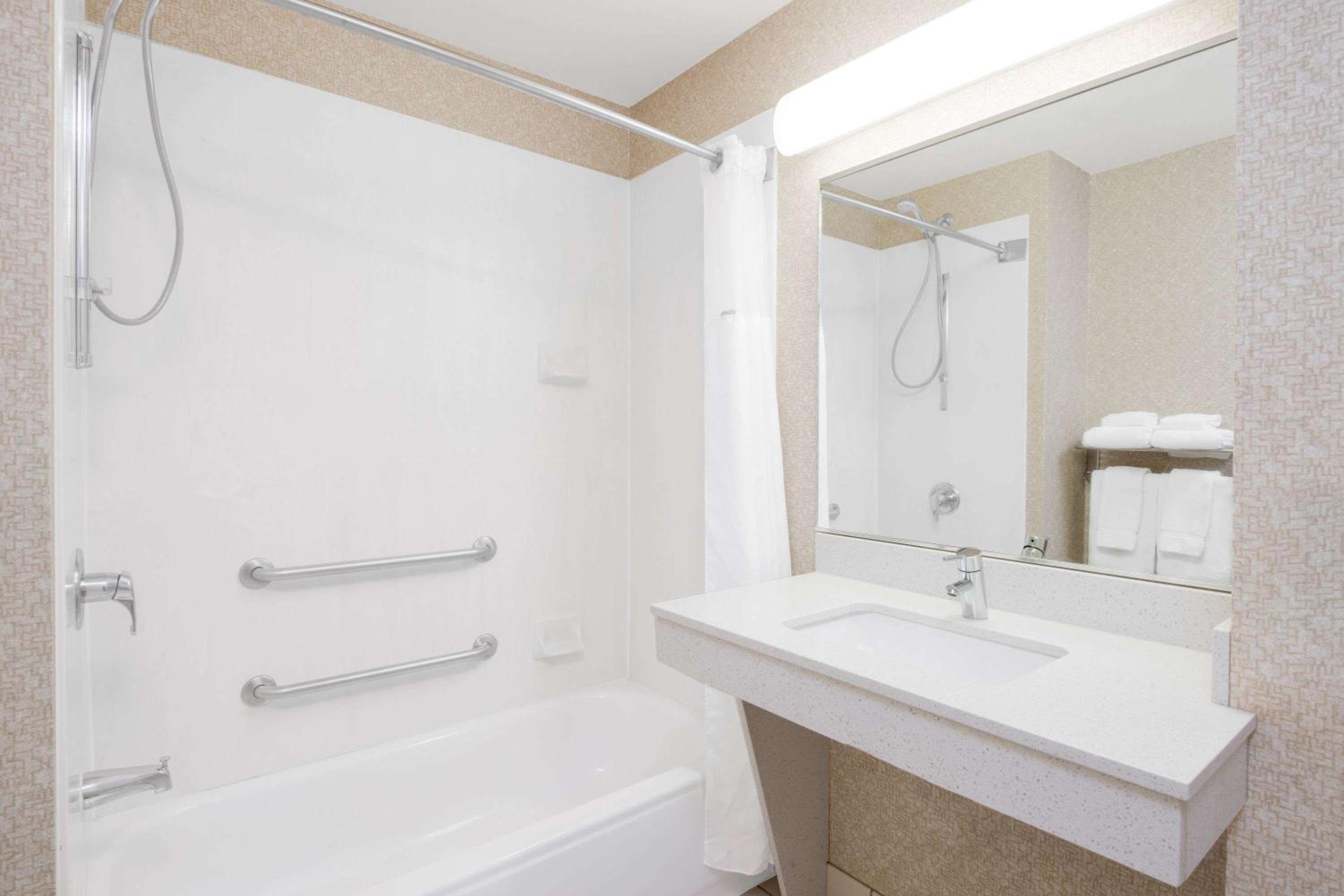 King Room with Bath Tub - Mobility Accessible/Non-Smoking - Photo 5