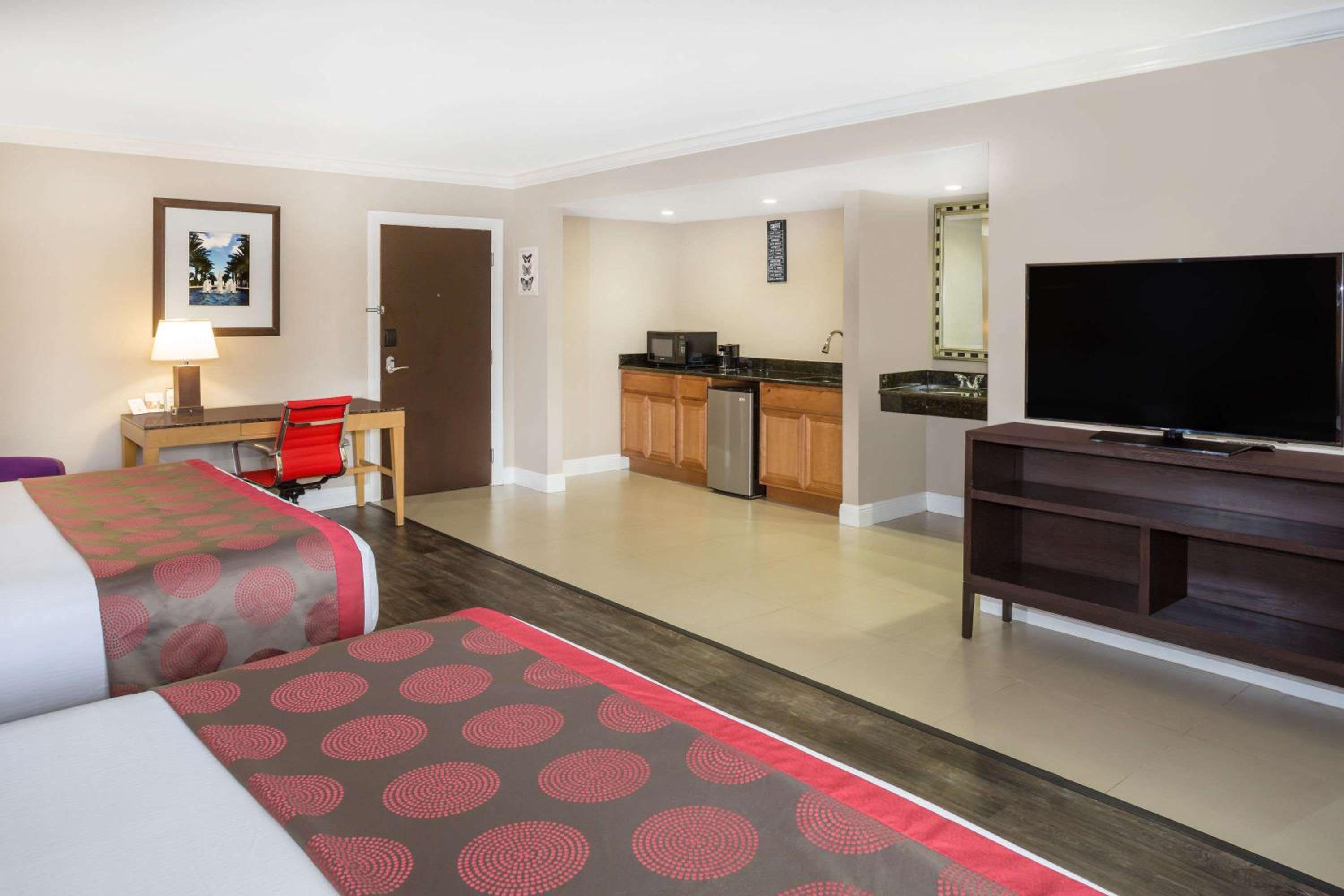 Deluxe King Room with Two King Beds - Non-Smoking photo 3