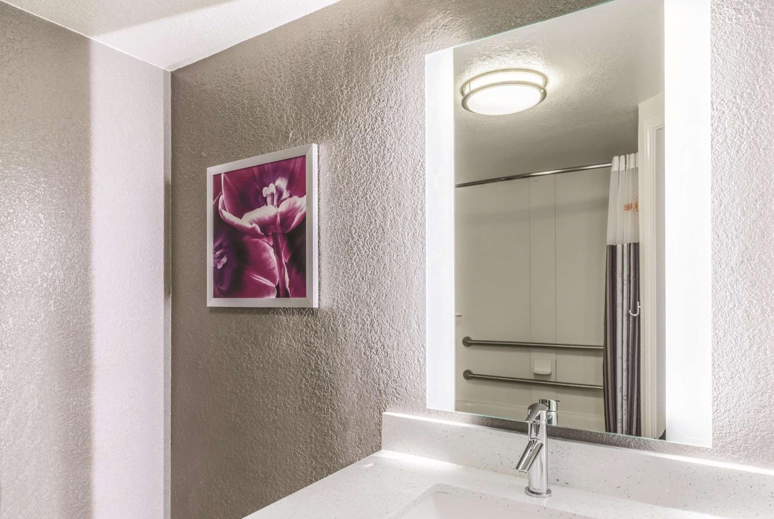 King Room with Roll-In Shower - Mobility/Hearing Accessible - Non-Smoking - Photo 4