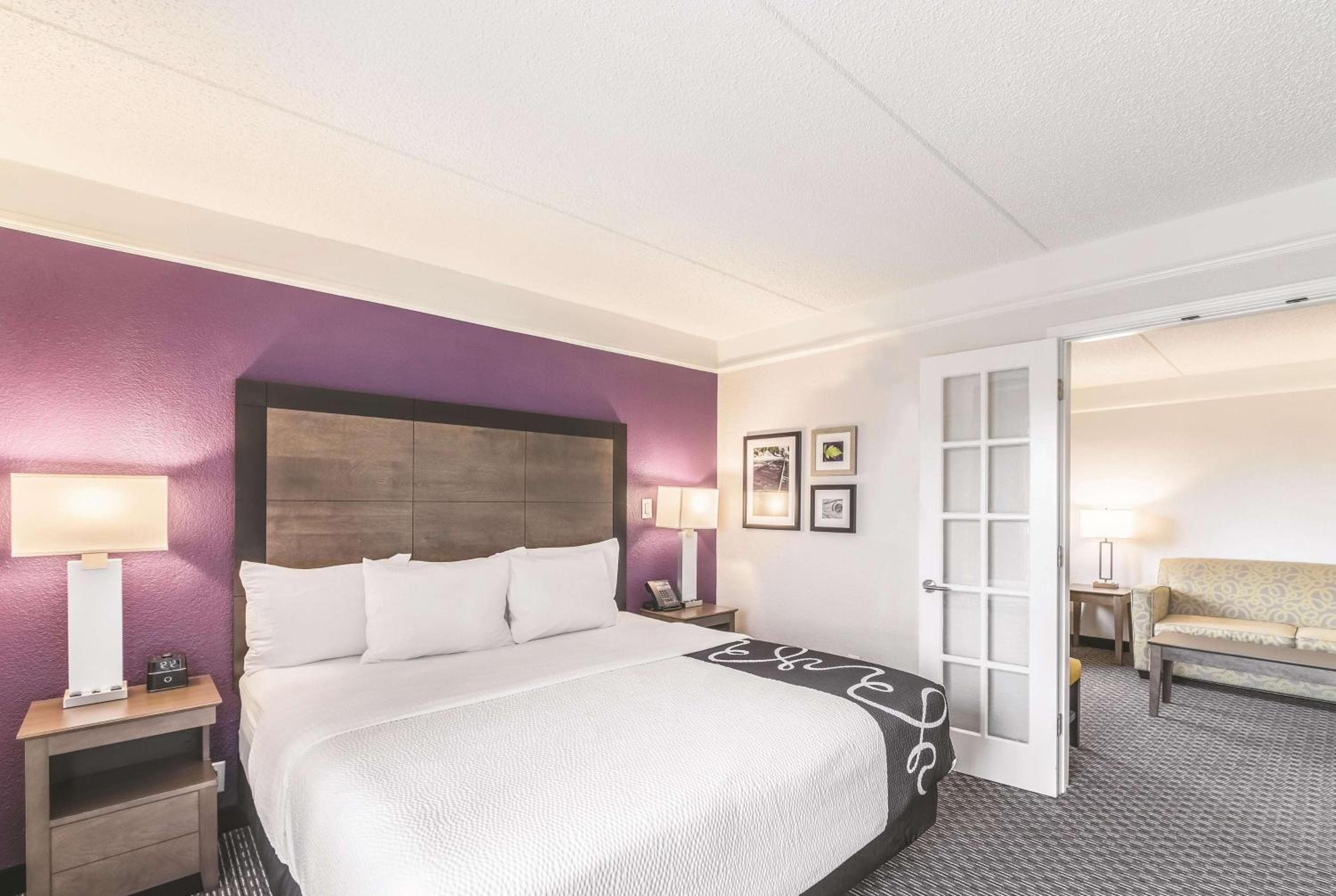 Deluxe King Room - Non-Smoking - Photo 1