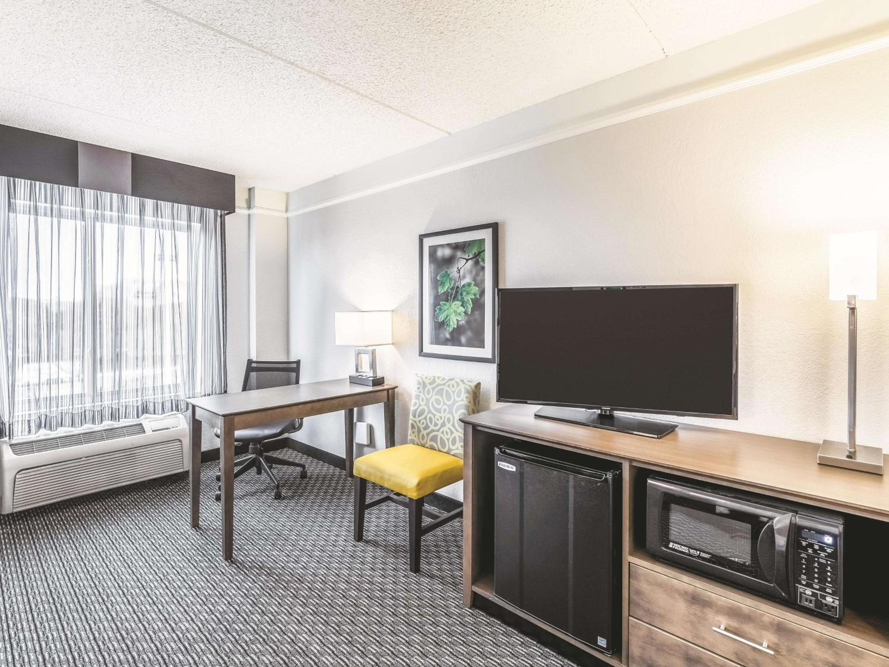 Standard Room with Two Double Beds - Photo 2