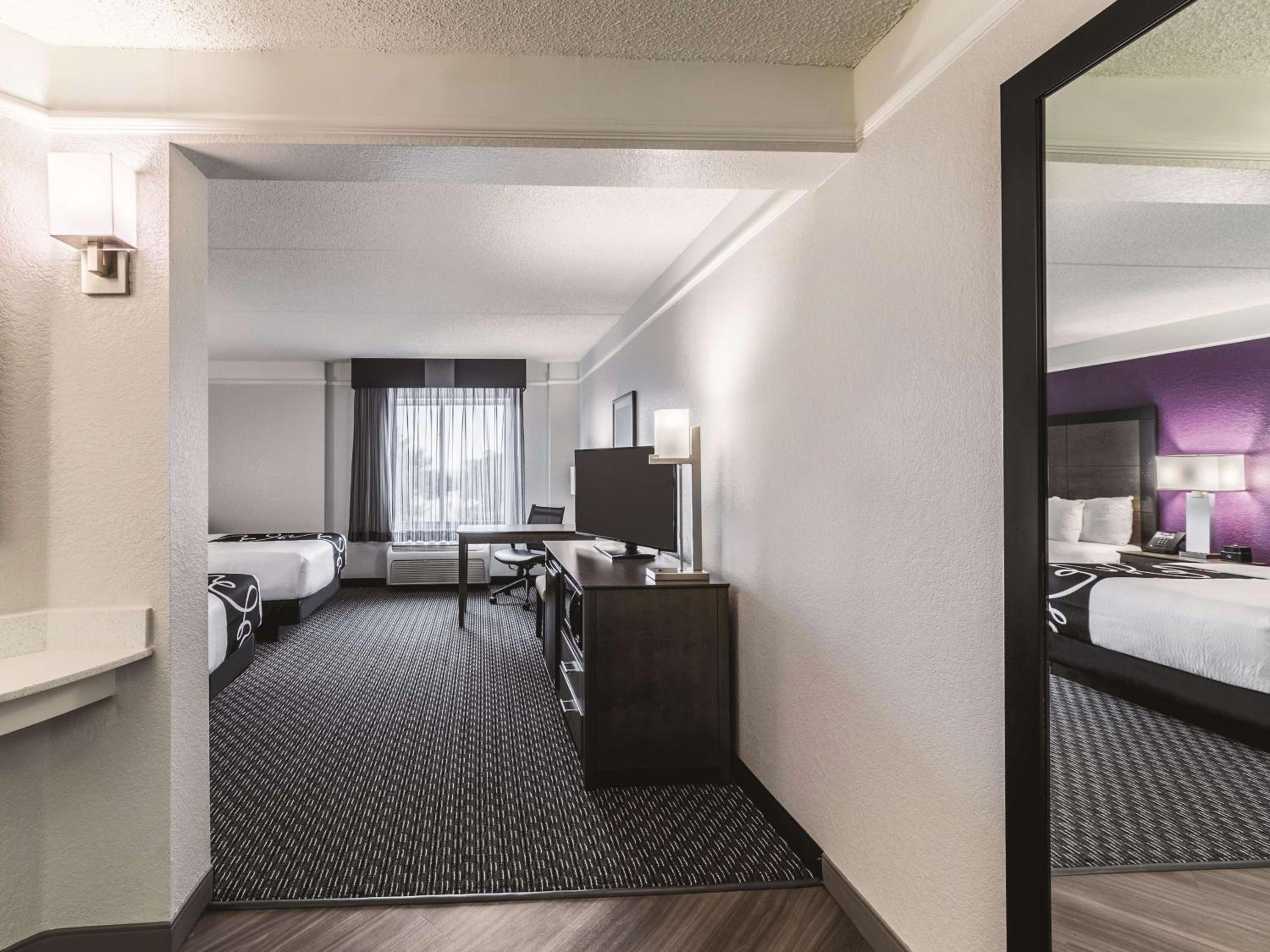 Standard Room with Two Double Beds - Photo 4