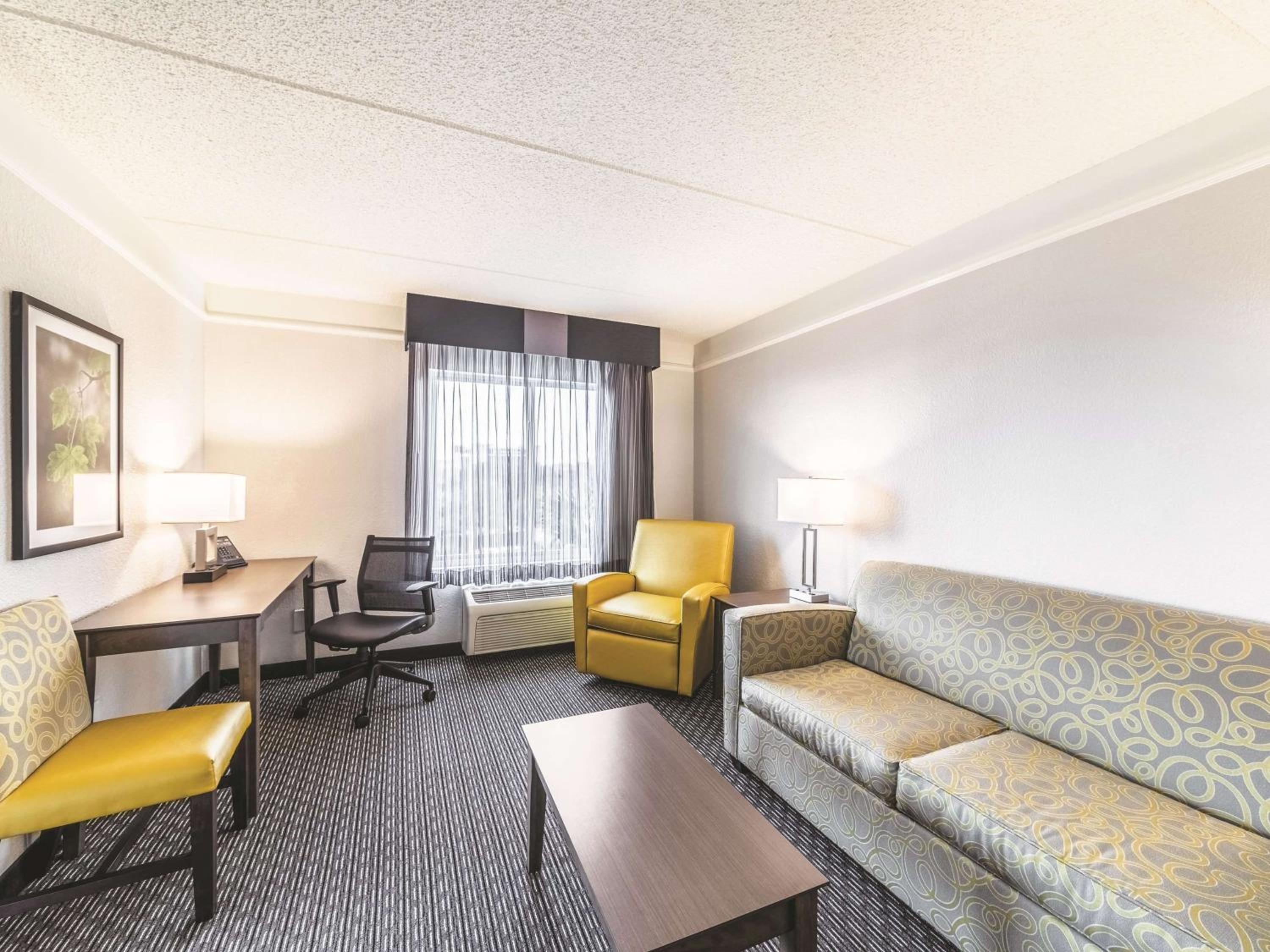 Deluxe King Room - Non-Smoking - Photo 3