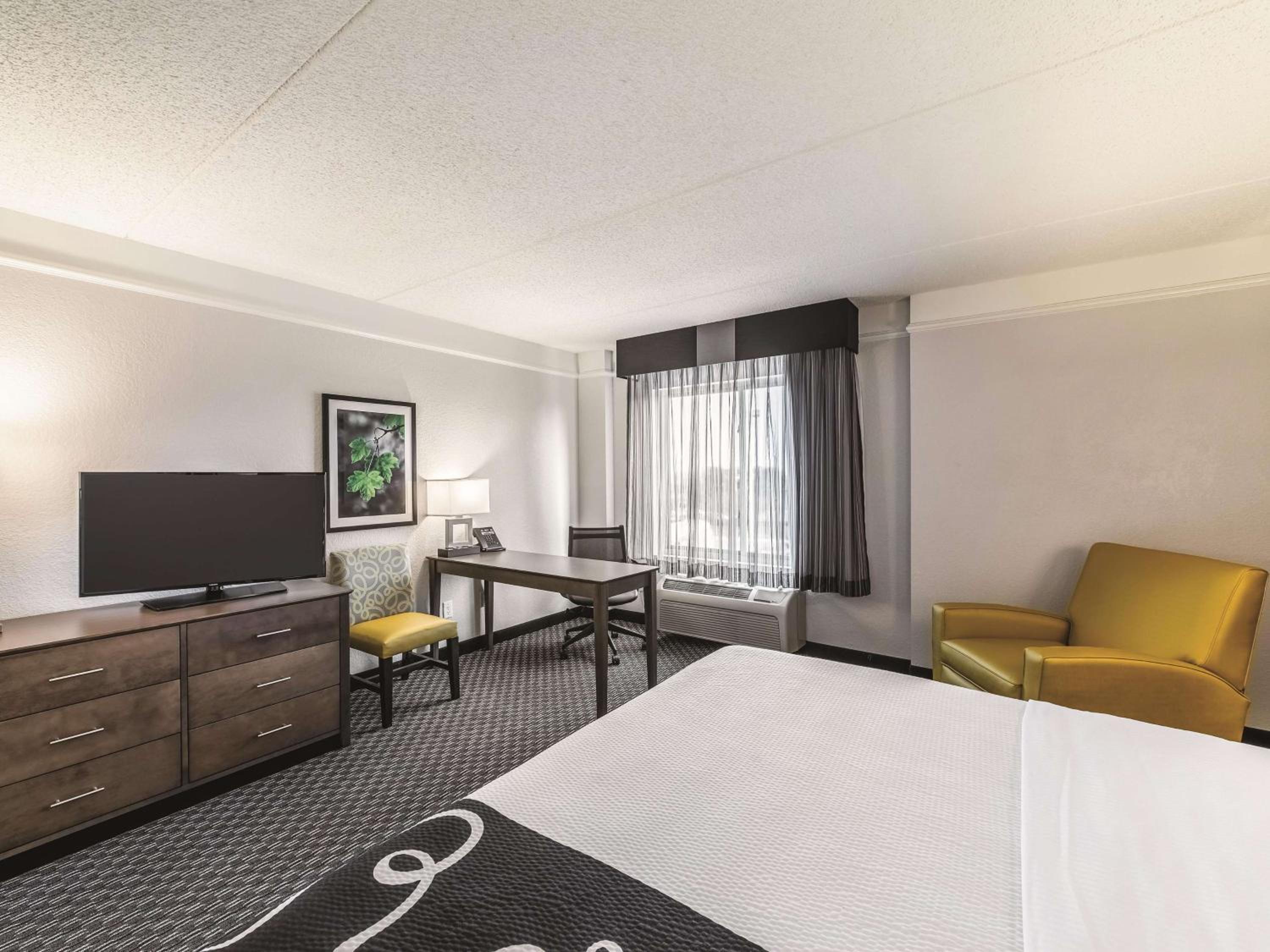 King Room with Roll-In Shower - Mobility/Hearing Accessible - Non-Smoking - Photo 1