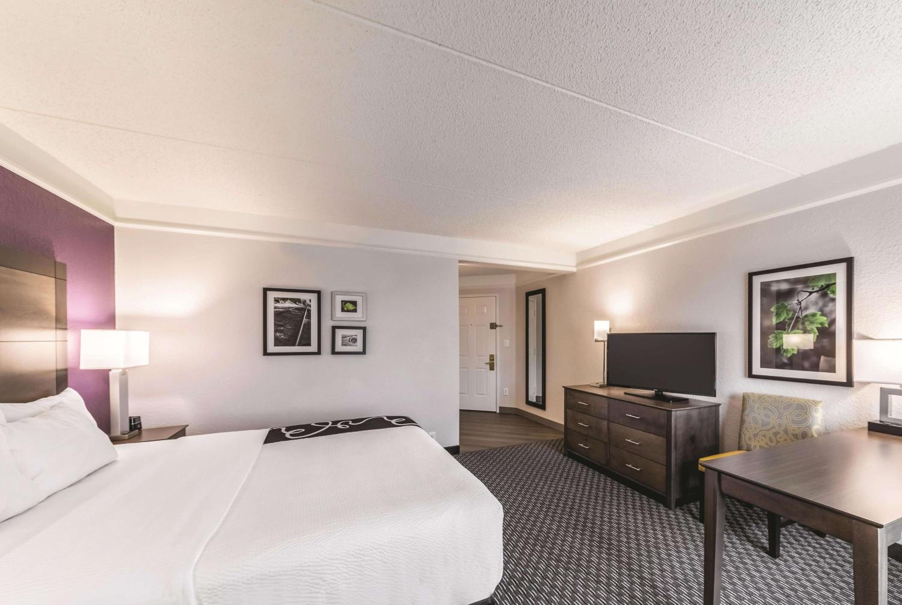 King Room with Roll-In Shower - Mobility/Hearing Accessible - Non-Smoking - Photo 3