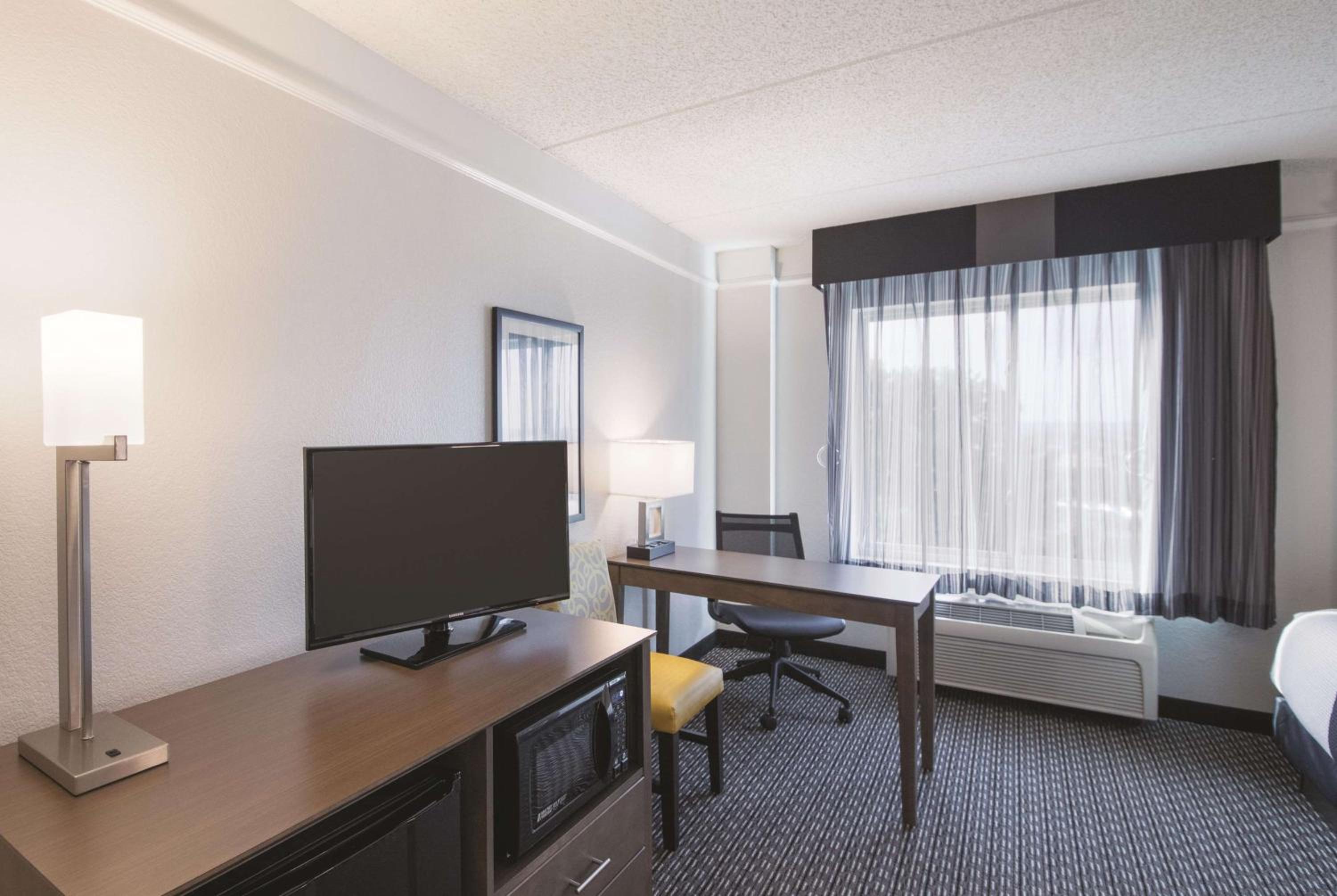 Double Room with Two Double Beds and Bath Tub - Mobility/Hearing Accessible - Non-Smoking - Photo 3
