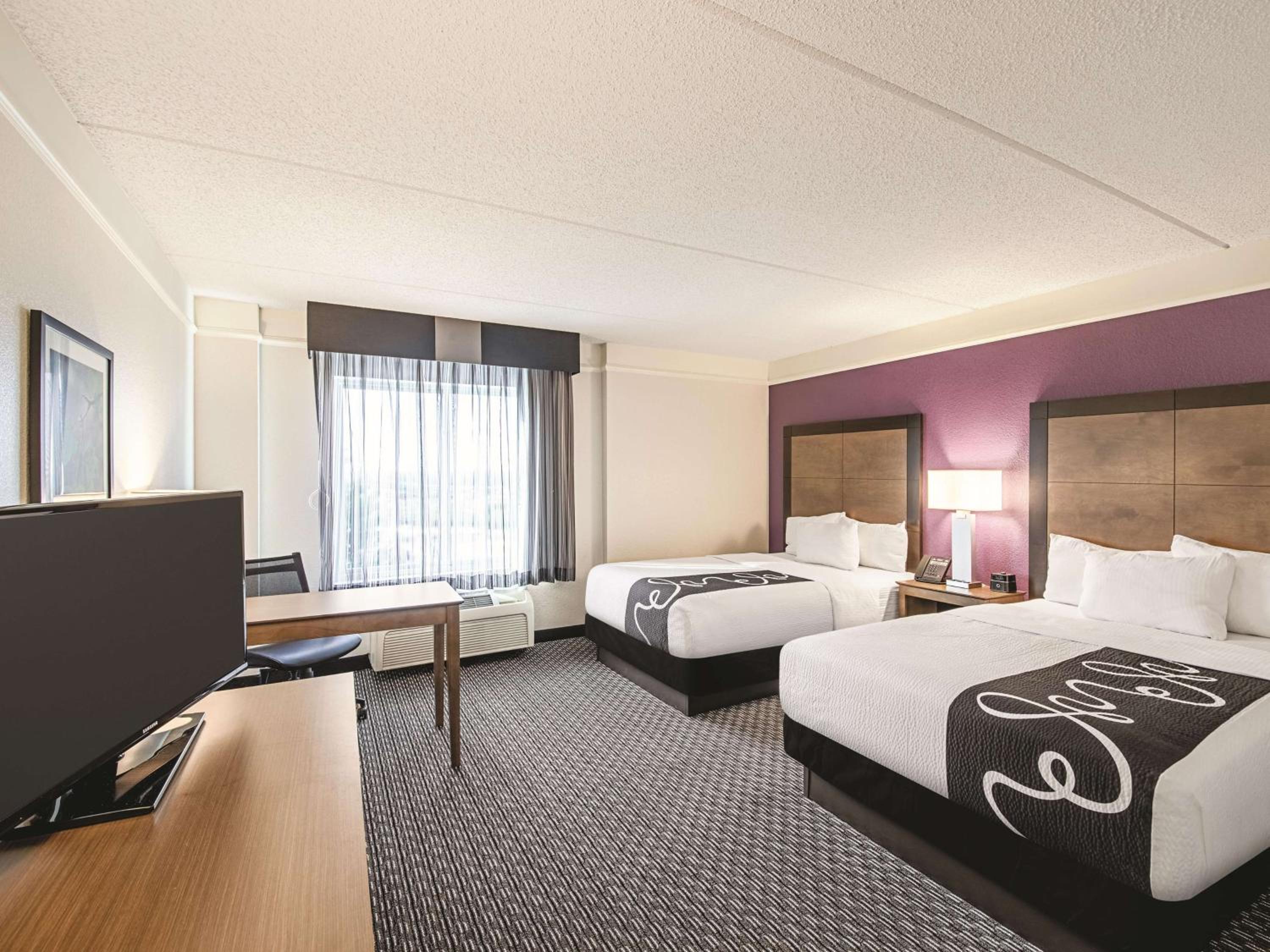 Double Room with Two Double Beds and Bath Tub - Mobility/Hearing Accessible - Non-Smoking - Photo 4