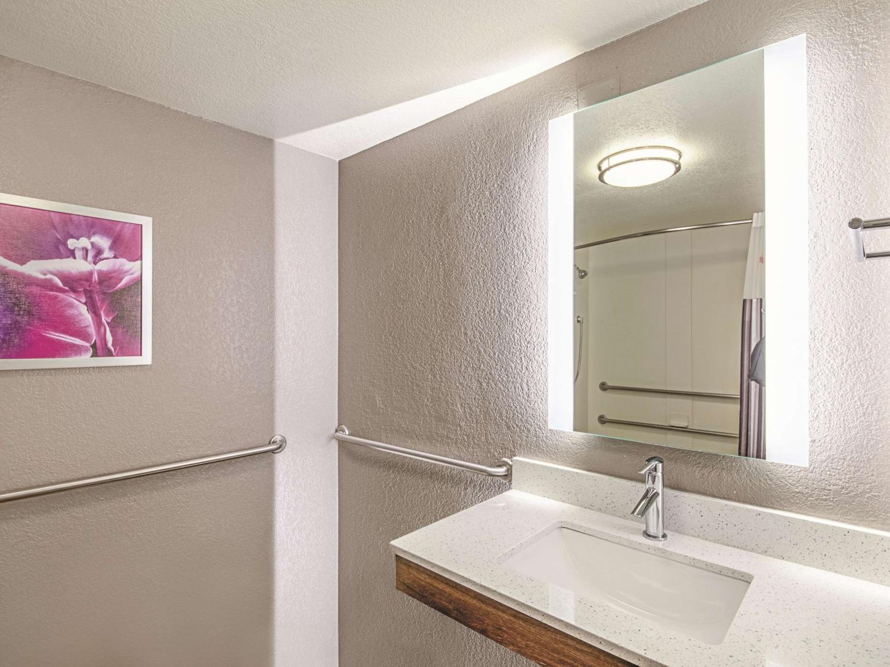 King Room with Bath Tub - Mobility/Hearing Accessible - Non-Smoking - Photo 4