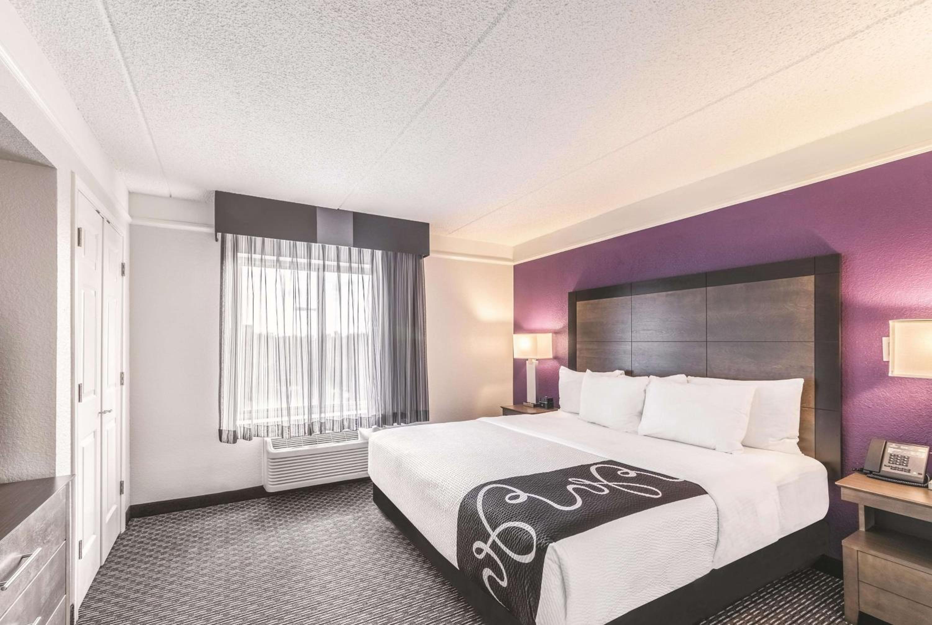 Deluxe King Room - Non-Smoking - Photo 5