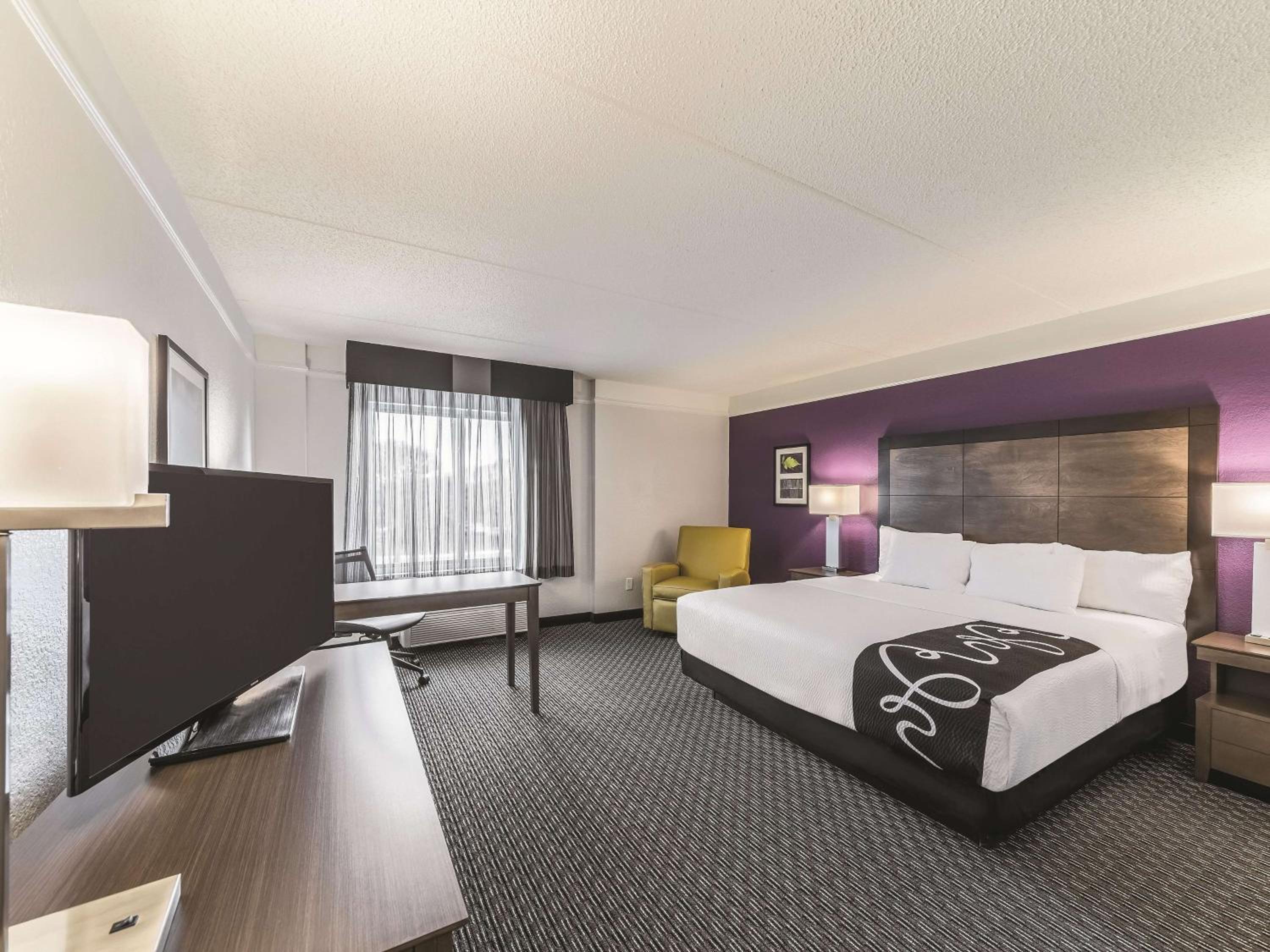 King Room with Roll-In Shower - Mobility/Hearing Accessible - Non-Smoking - Photo 2