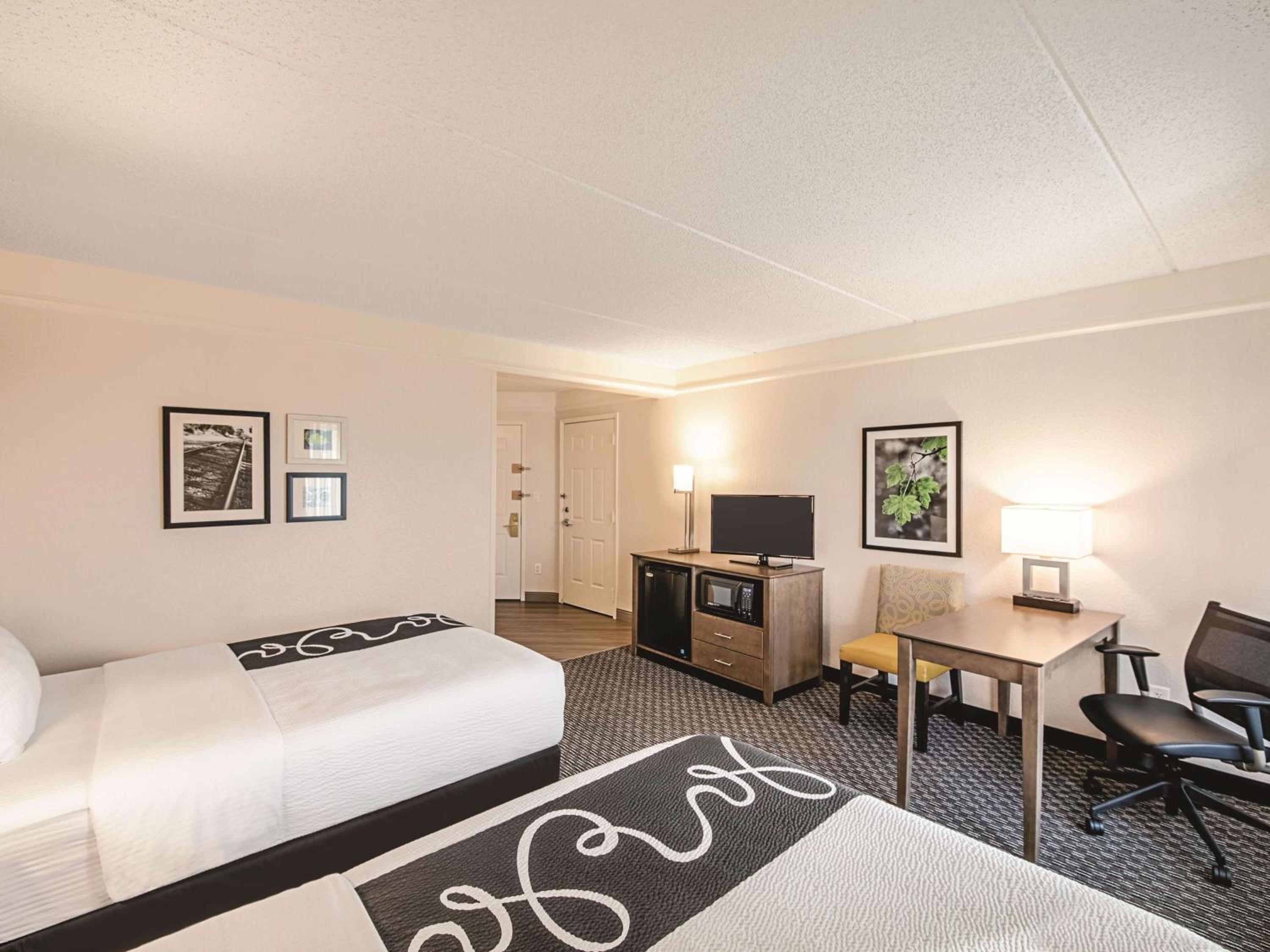 Double Room with Two Double Beds and Bath Tub - Mobility/Hearing Accessible - Non-Smoking - Photo 1