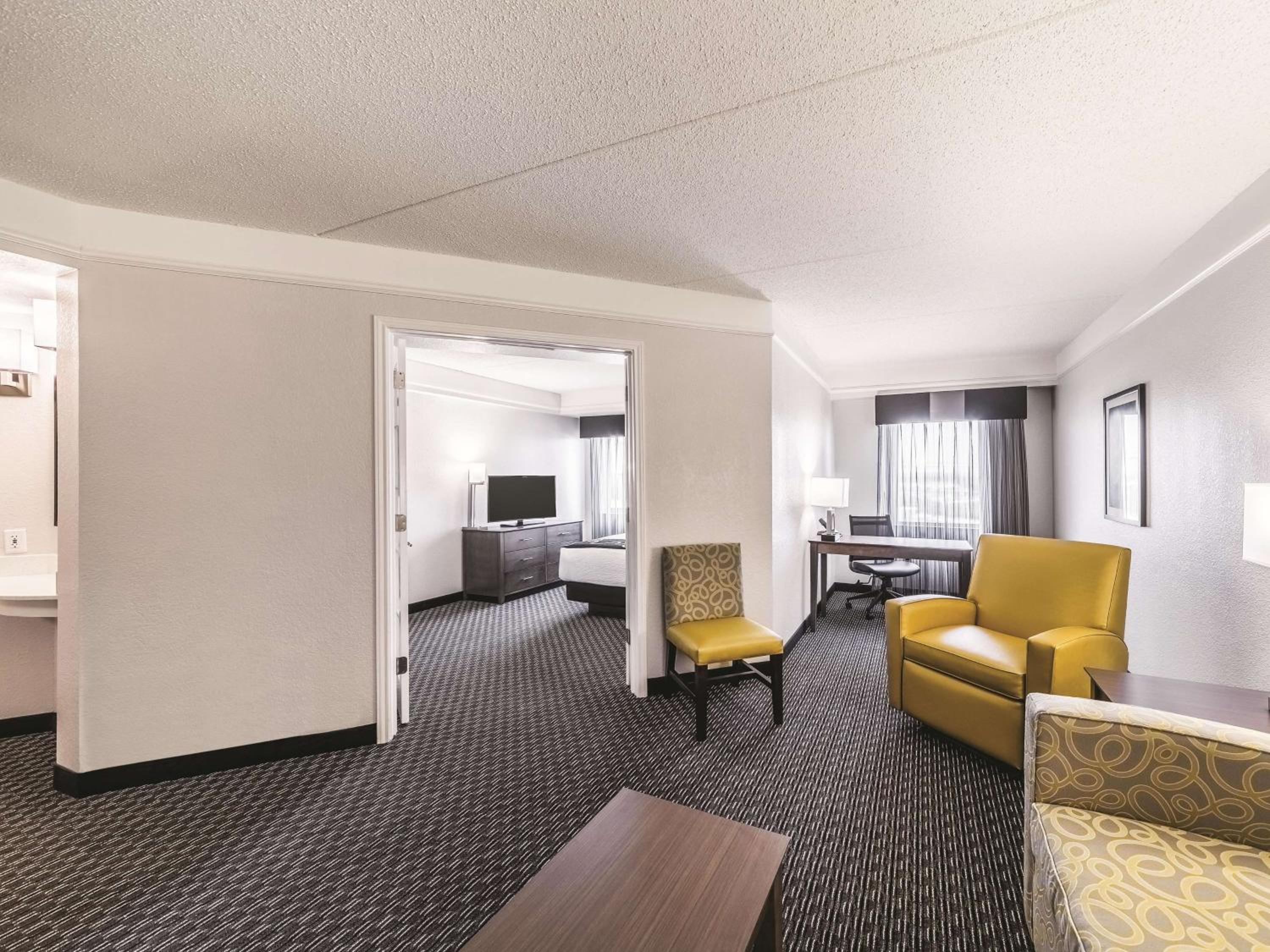 Deluxe Executive King Suite - Non-Smoking - Photo 1