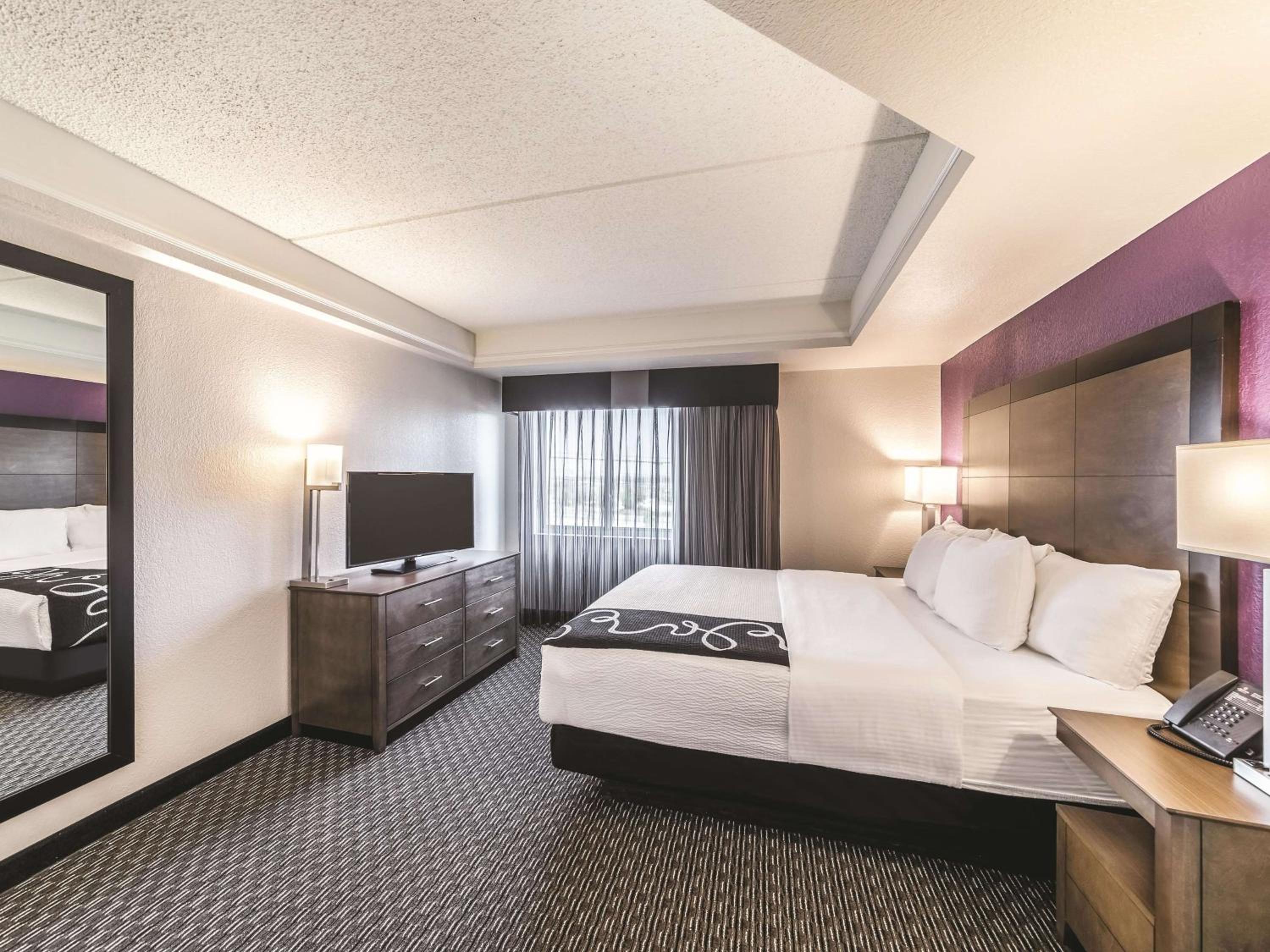 Deluxe Executive King Suite - Non-Smoking - Photo 2