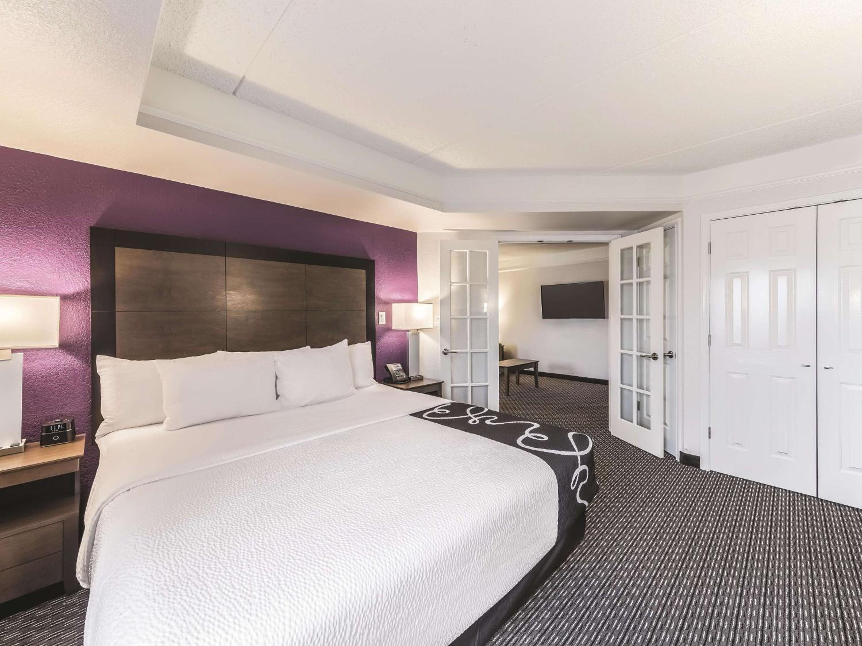 Deluxe Executive King Suite - Non-Smoking - Photo 4
