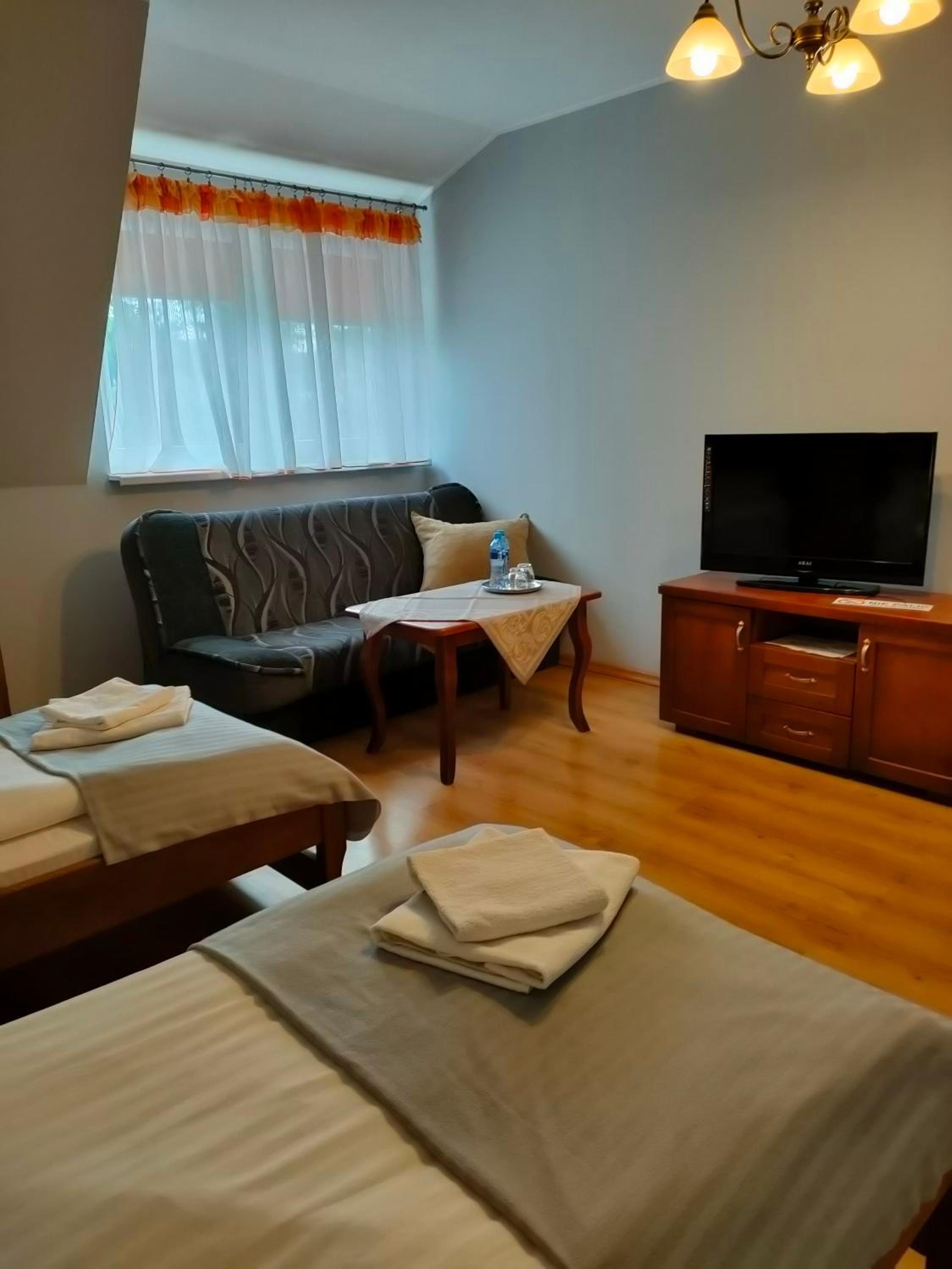 Standard Twin Room with Sofa - Photo 1