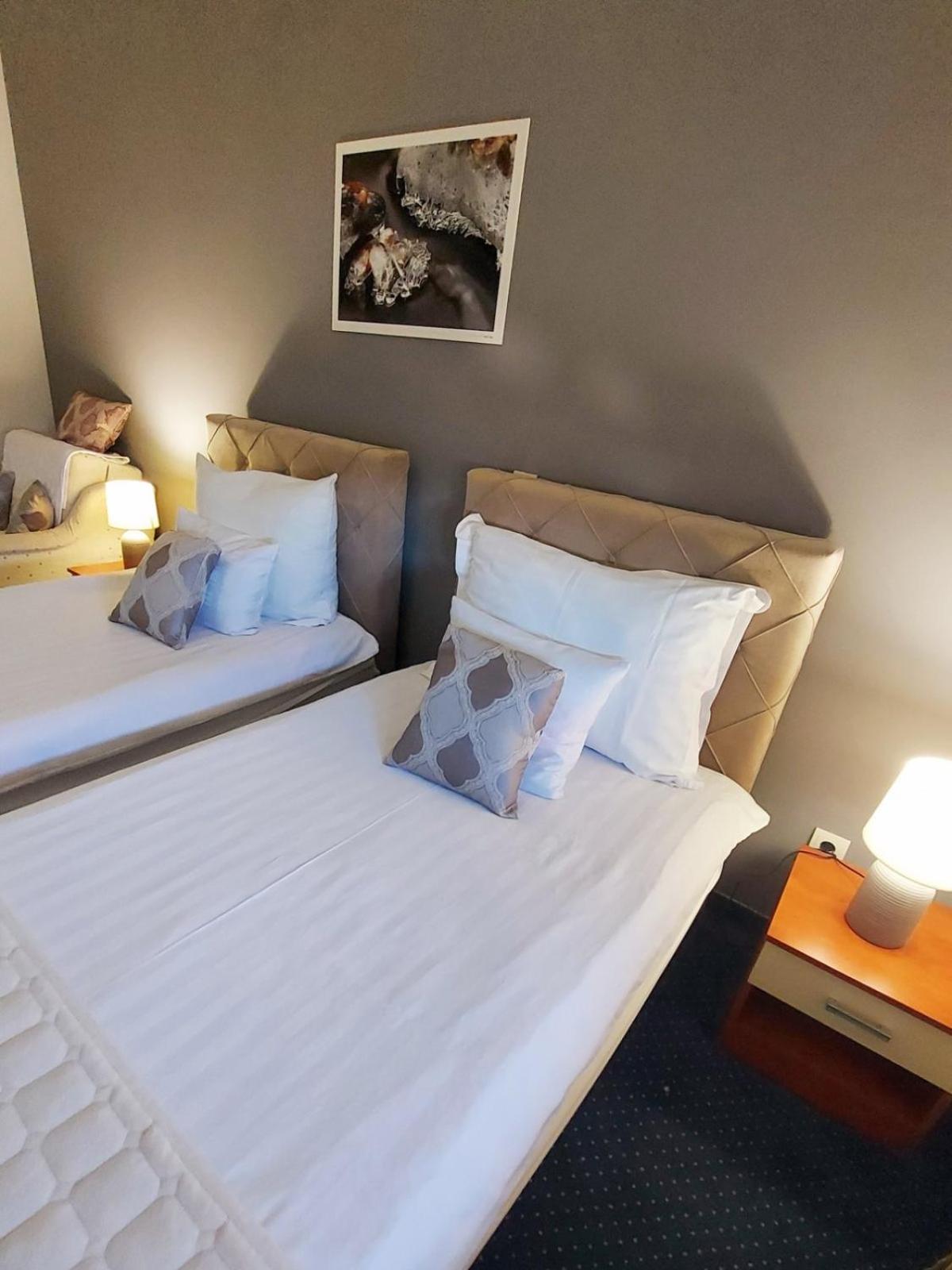 Standard Double or Twin Room - Photo 2