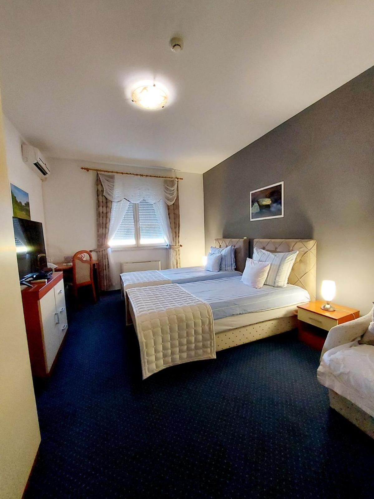 Standard Double or Twin Room - Photo 4