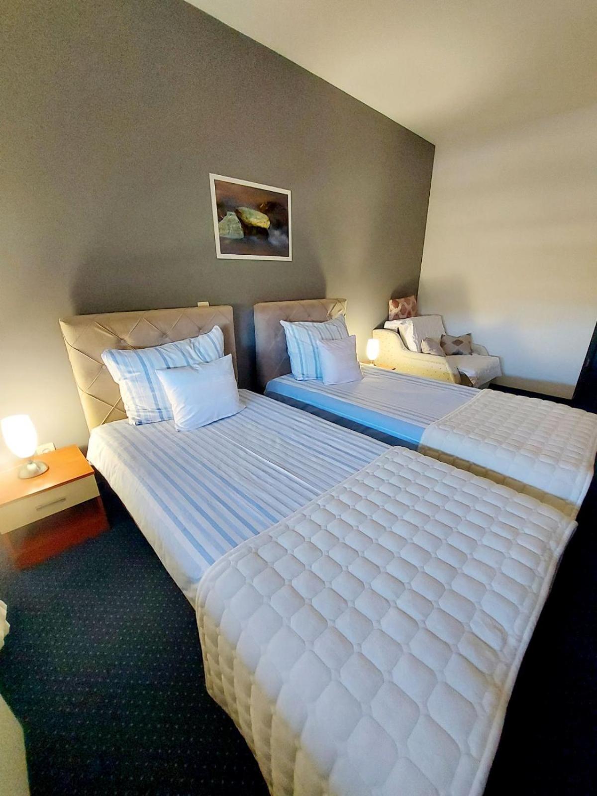 Standard Double or Twin Room - Photo 5