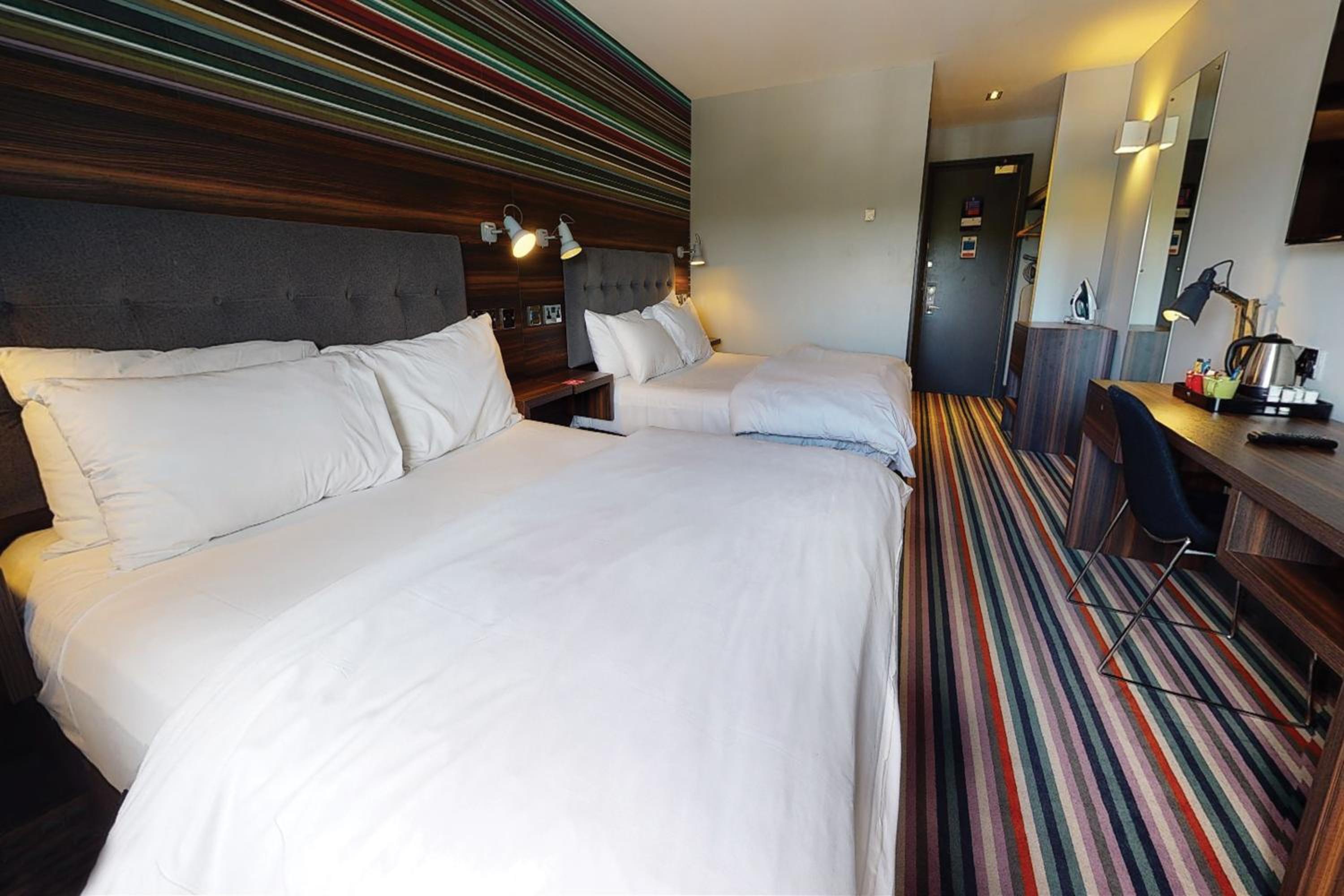 Large Double Room - Photo 1