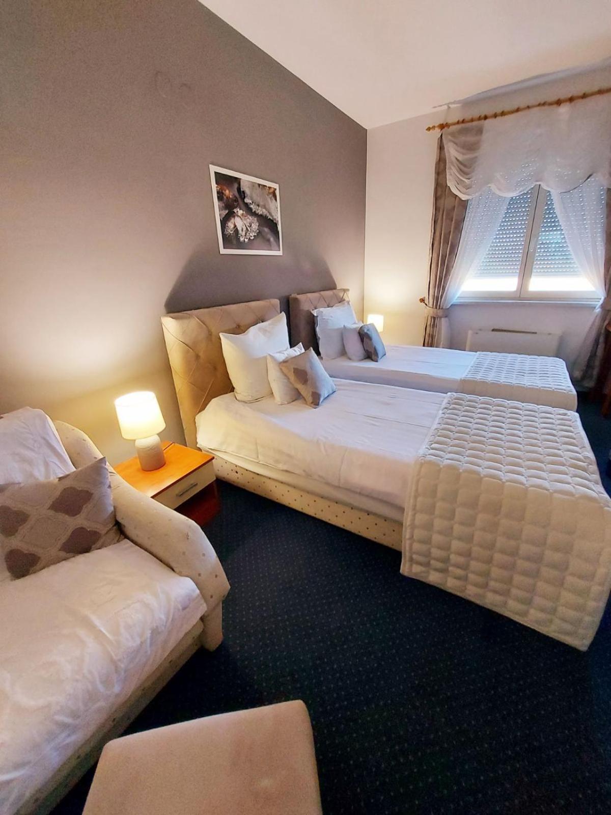 Standard Double or Twin Room - Photo 6