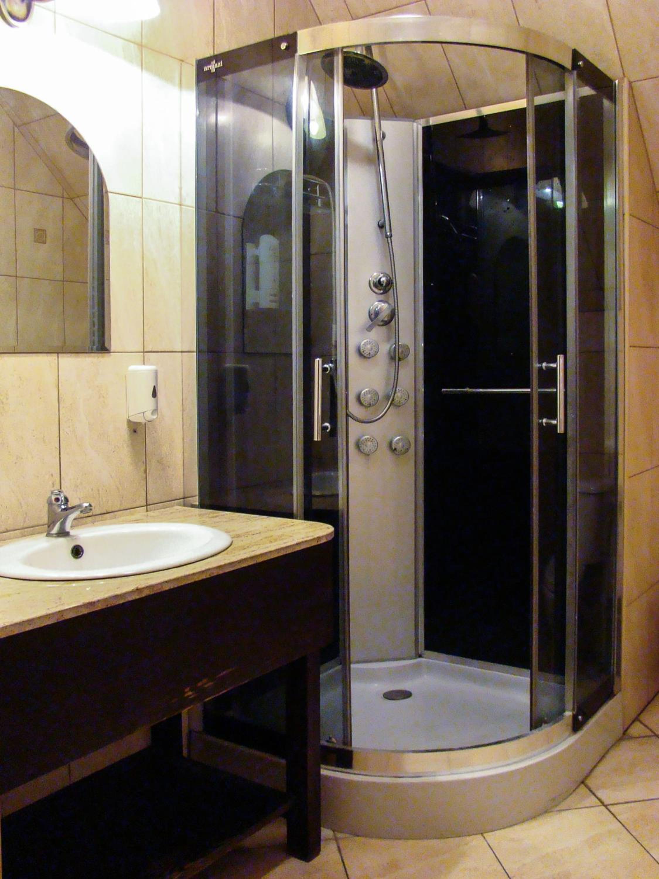 Twin Room with Private Bathroom - Photo 5