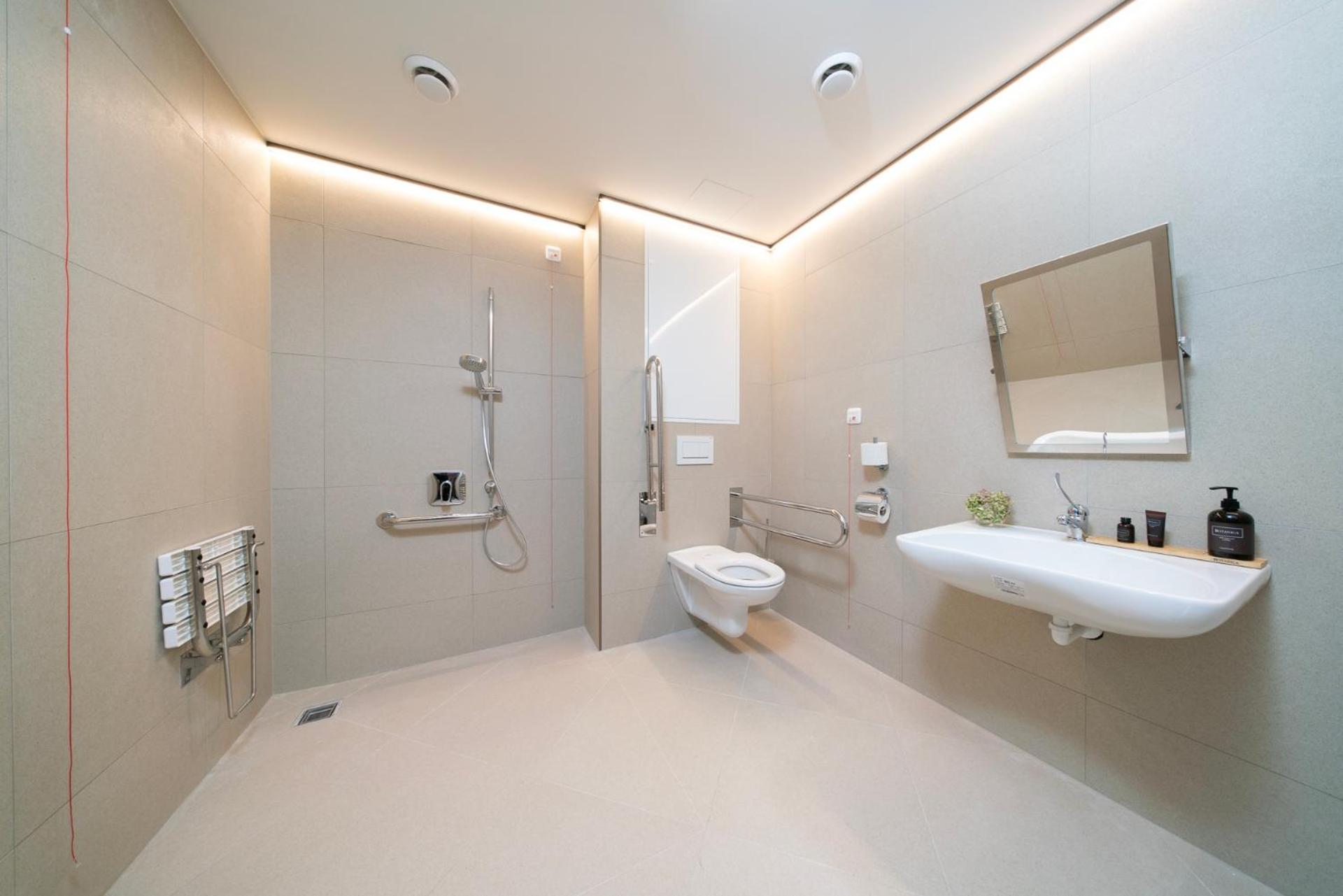 King Room with Roll-In Shower - Disability Access - Photo 2