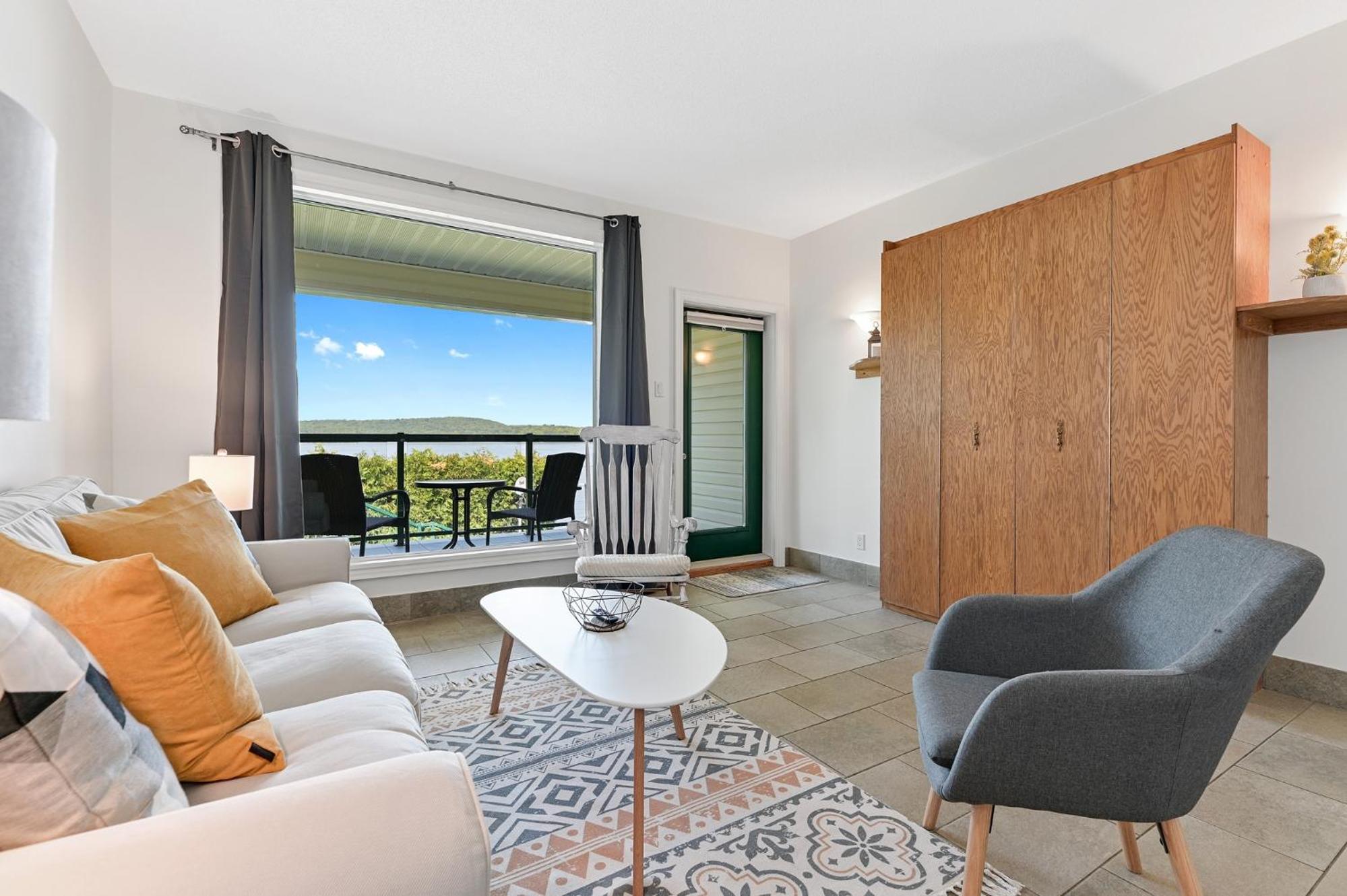 Apartment with Lake View photo 2