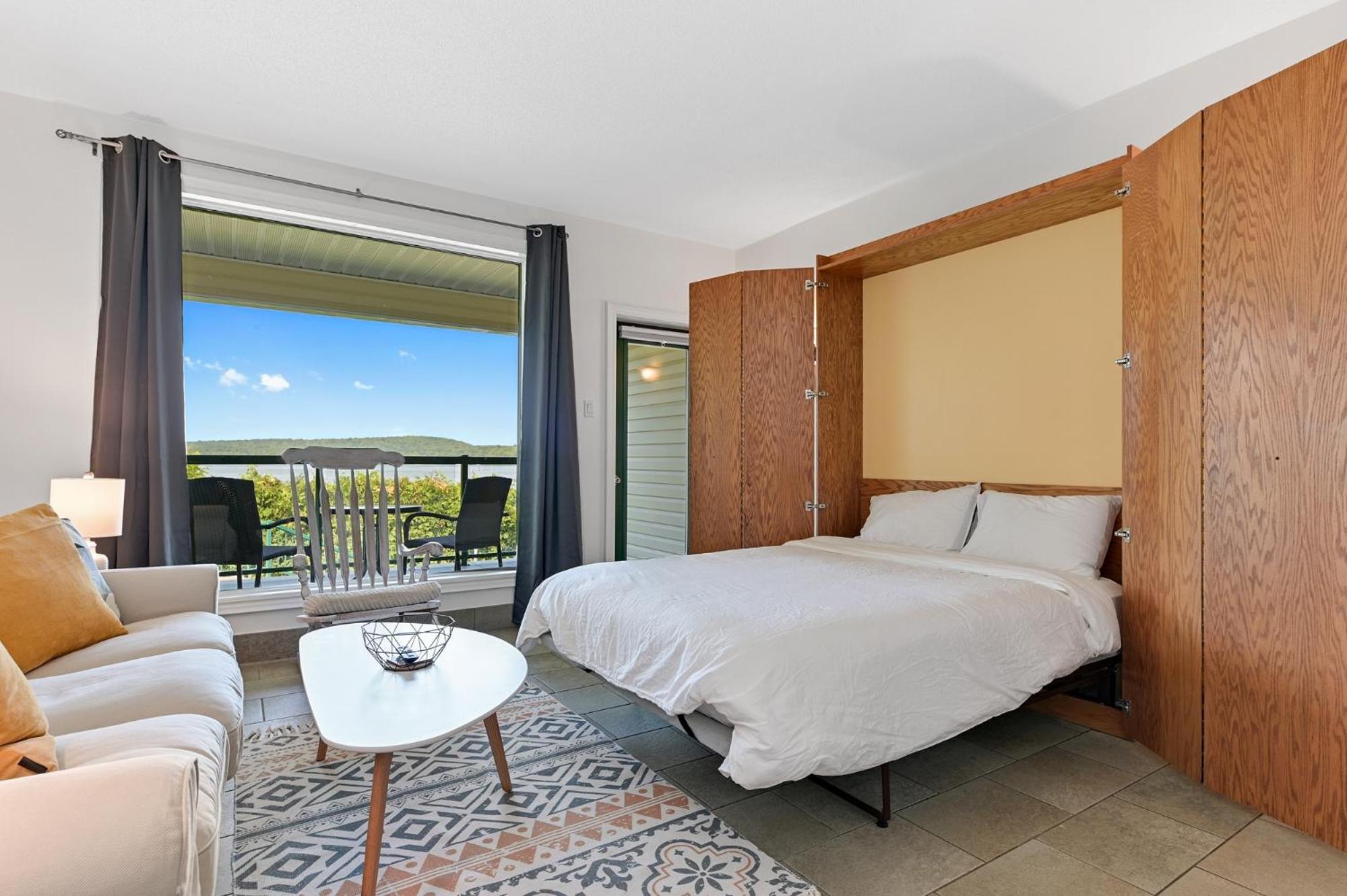 Apartment with Lake View photo 3