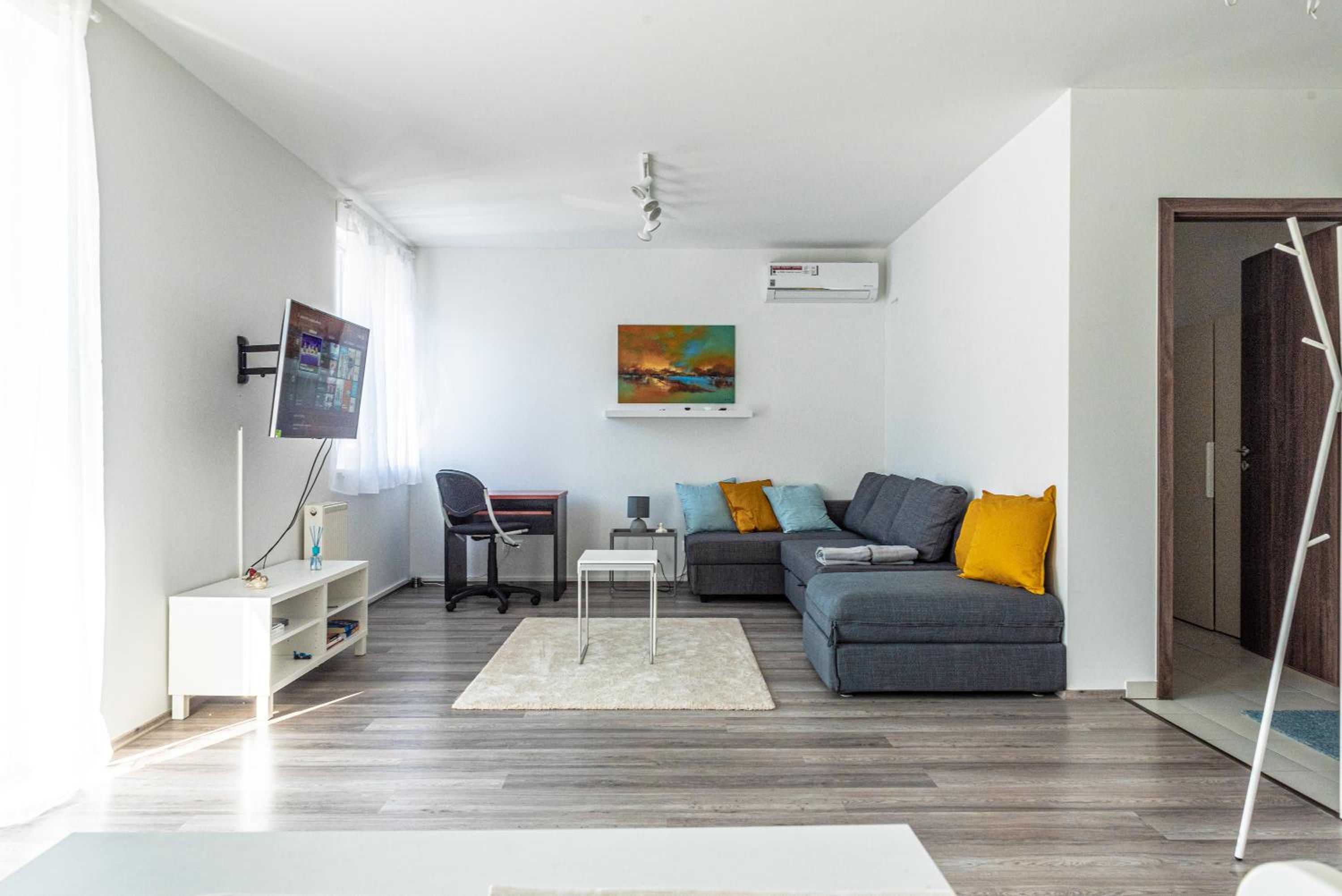 One-Bedroom Apartment - Photo 2