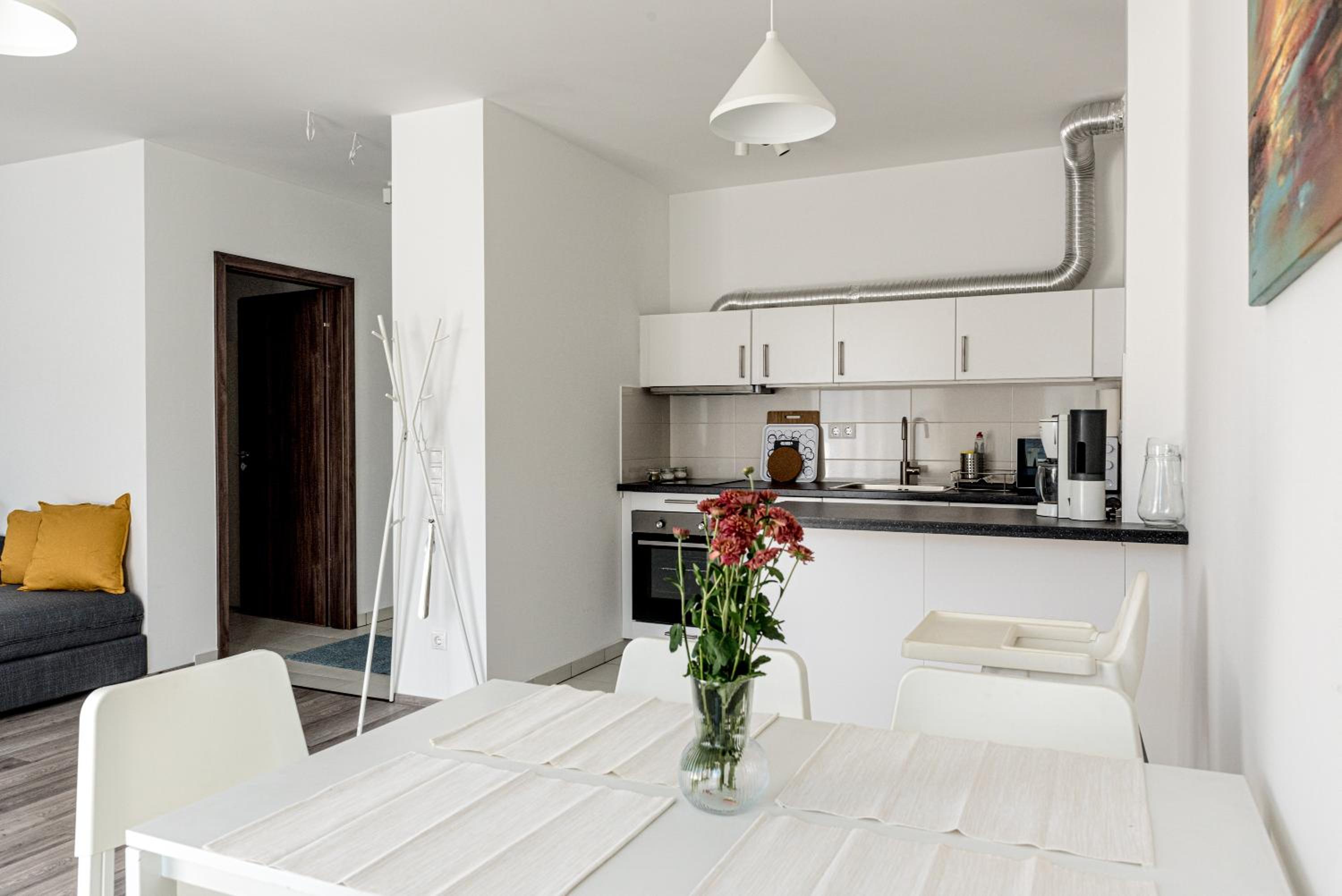 One-Bedroom Apartment - Photo 3