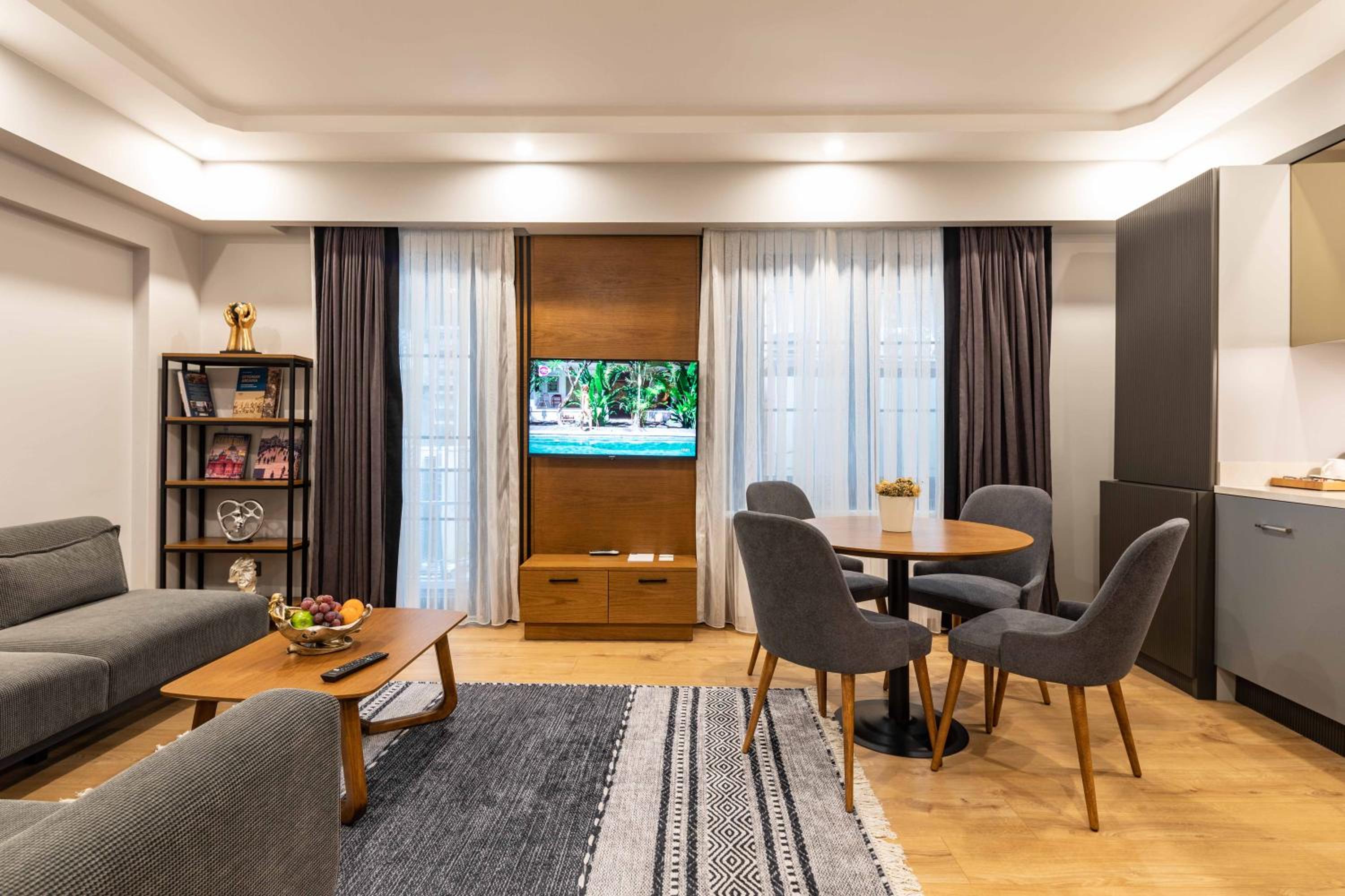 Deluxe King Suite photo 1