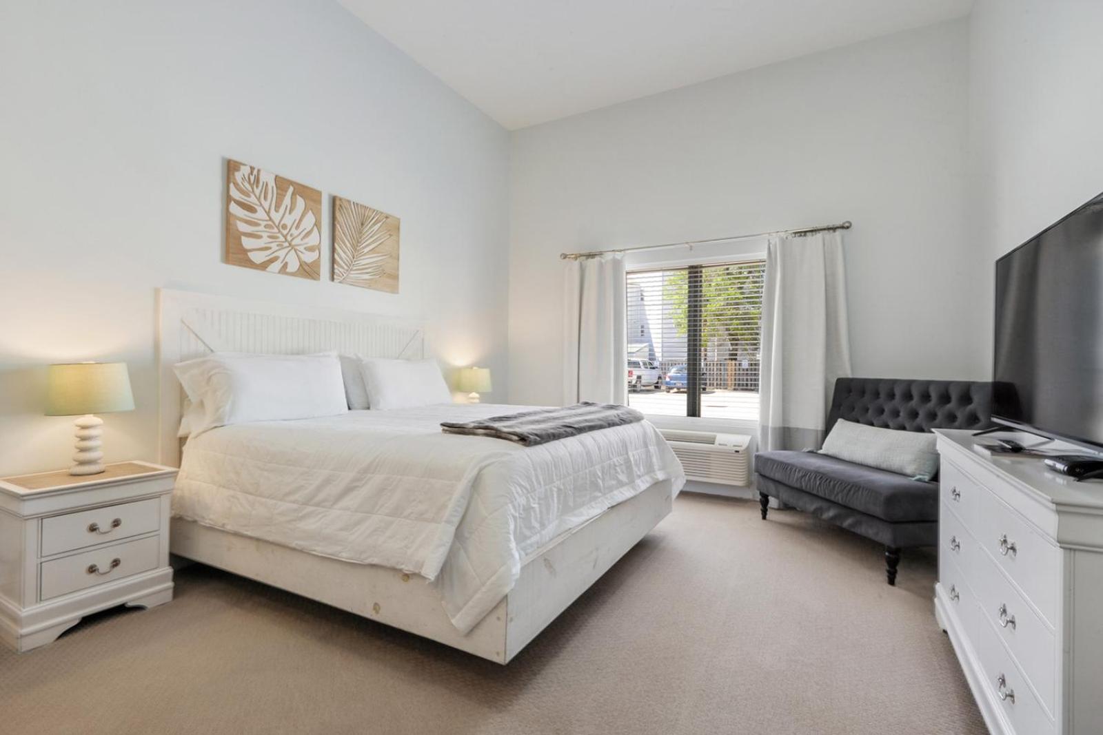 Deluxe King Room photo 1