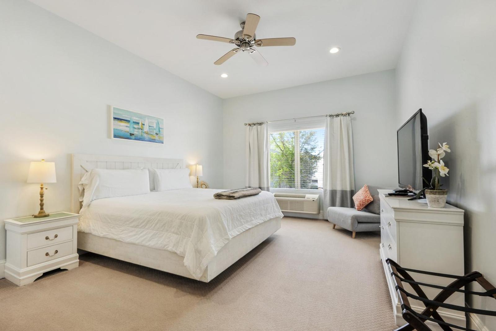 Deluxe King Room photo 1