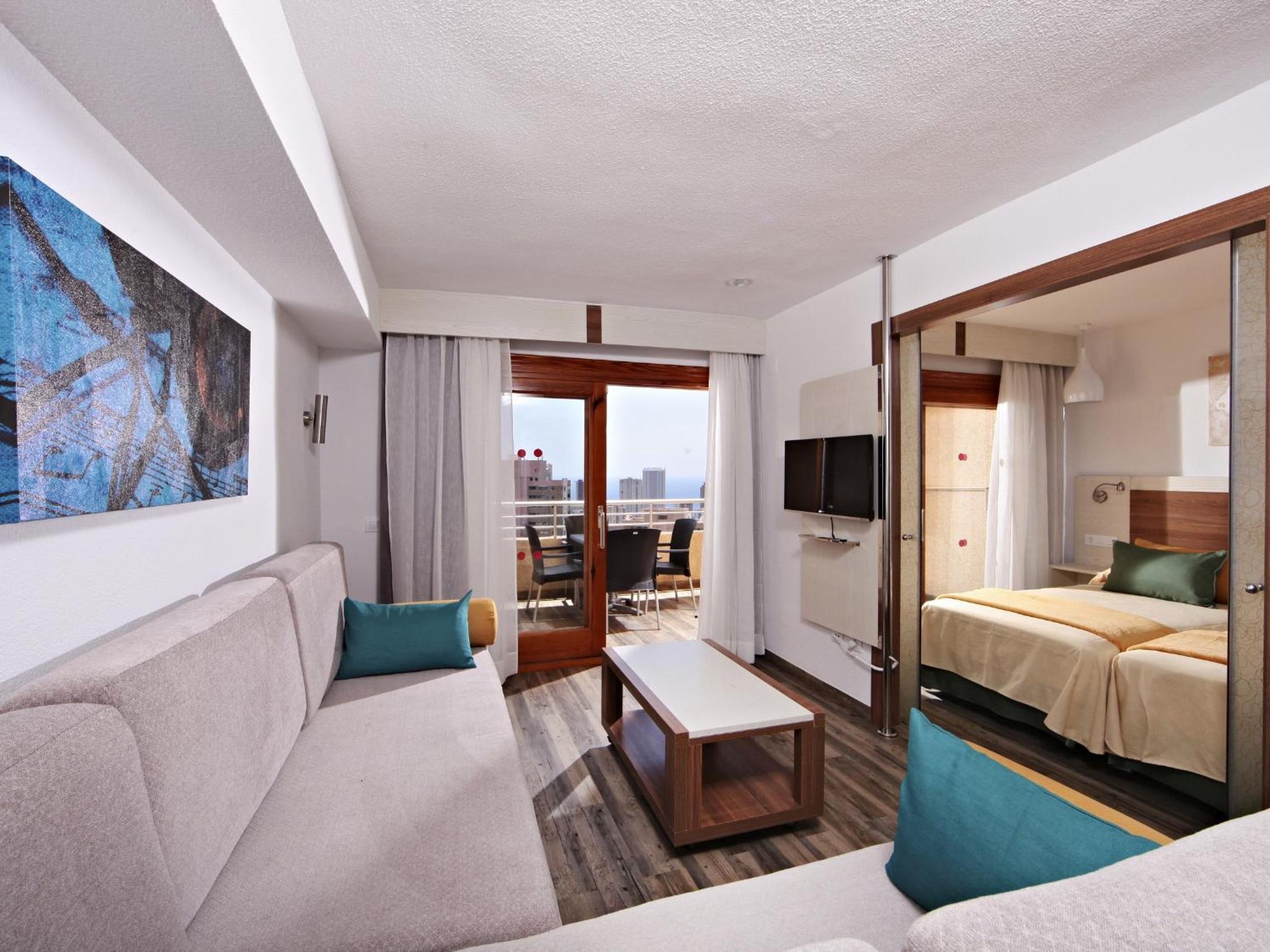 Suite con vista a la piscina (1 adulto)