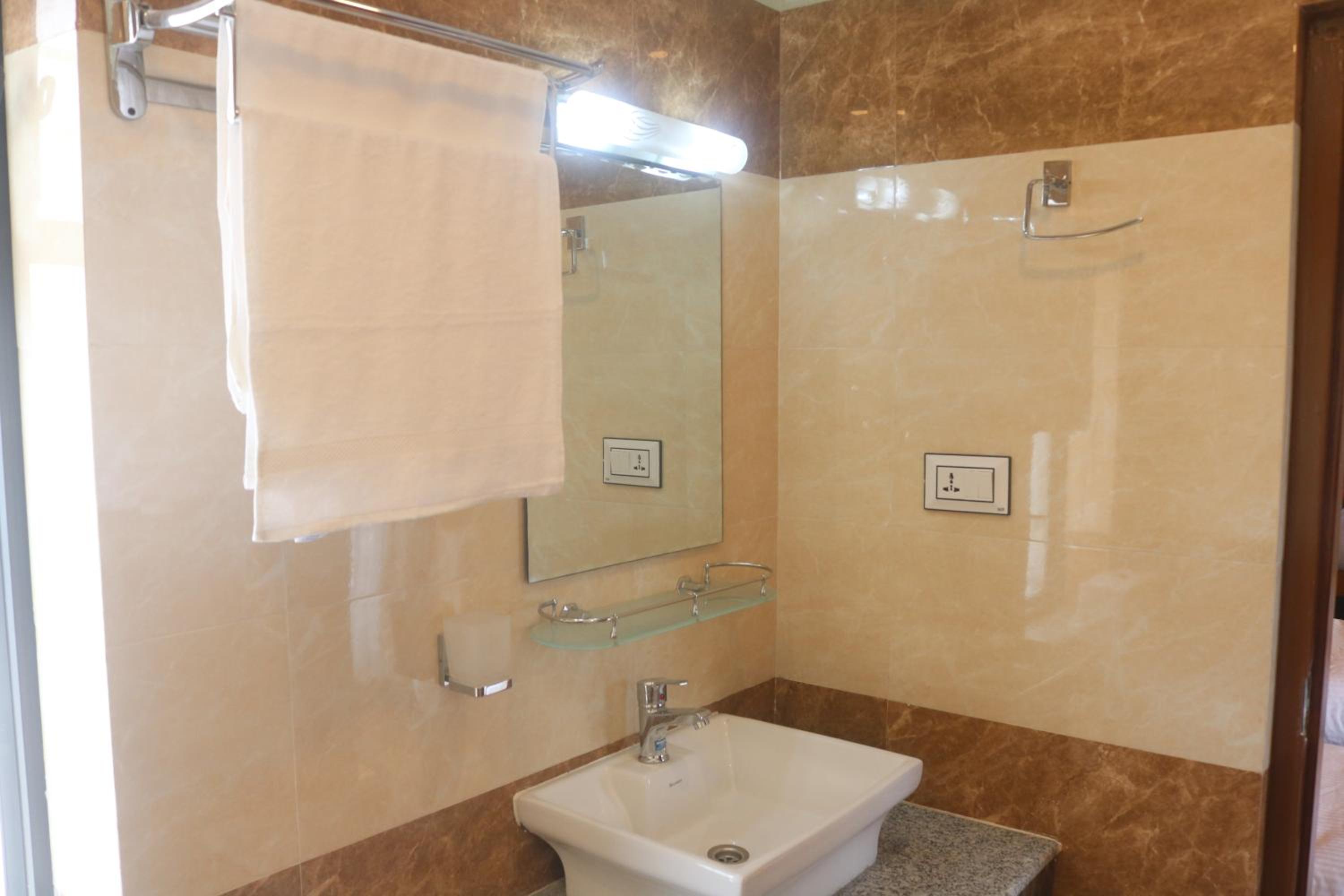 Deluxe Double or Twin Room with Balcony - Photo 2