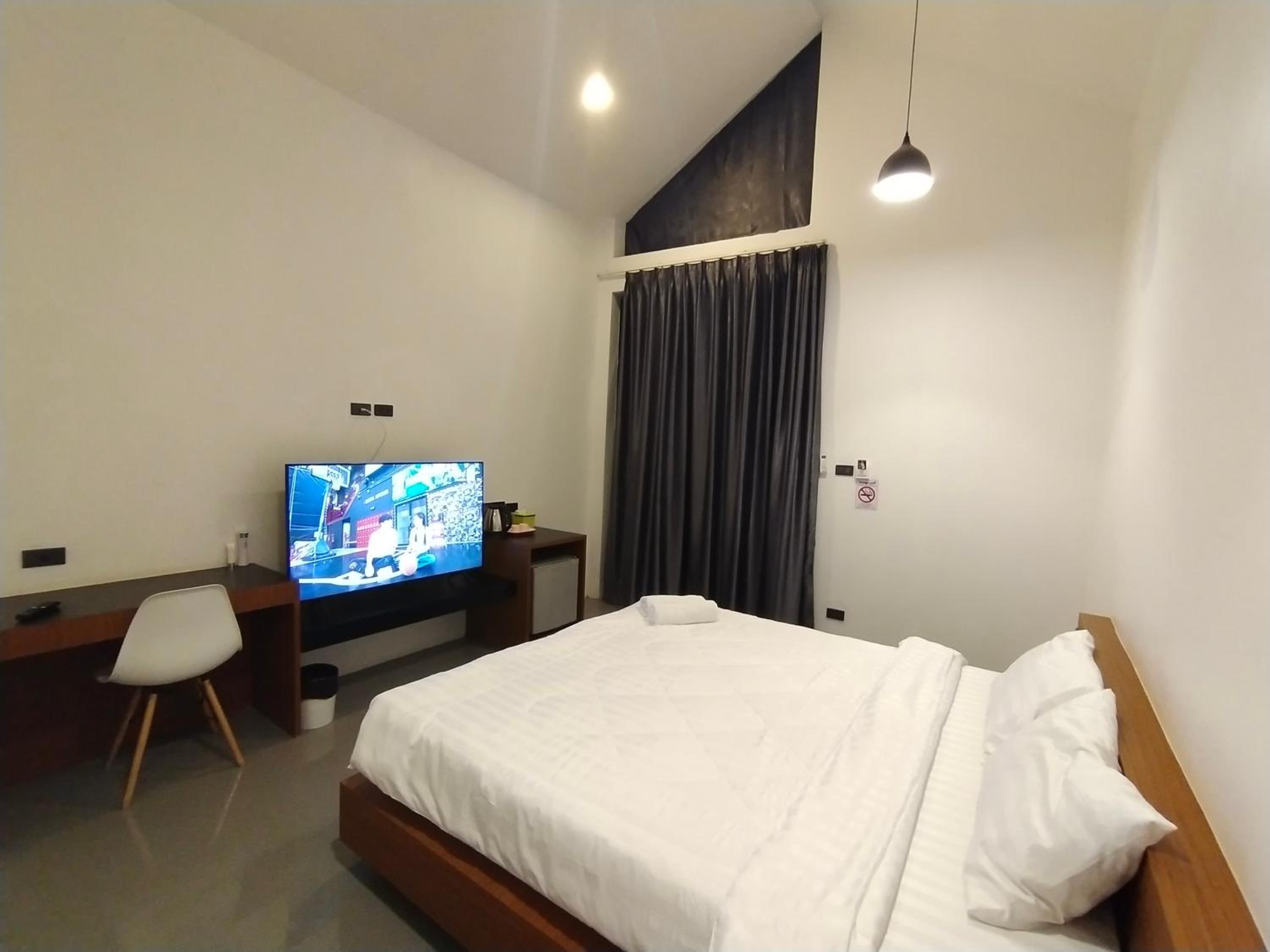 Standard King Room - Photo 25