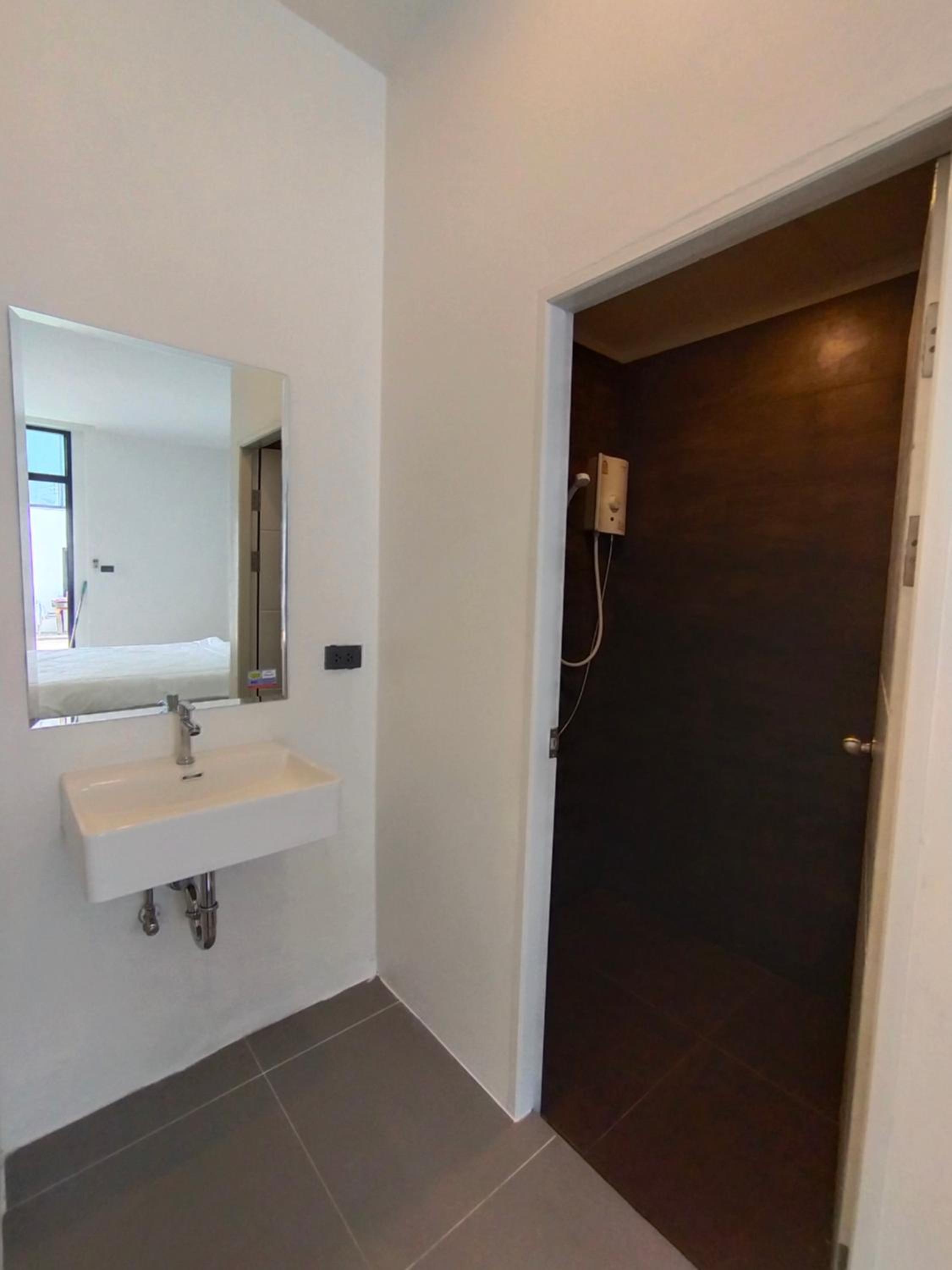 Standard King Room - Photo 9