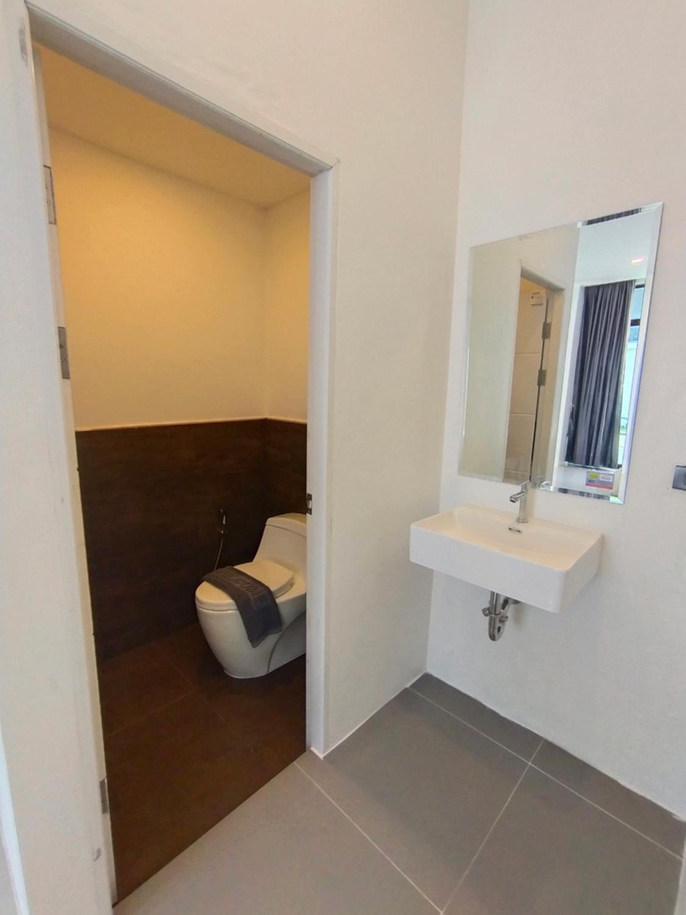 Standard King Room - Photo 8
