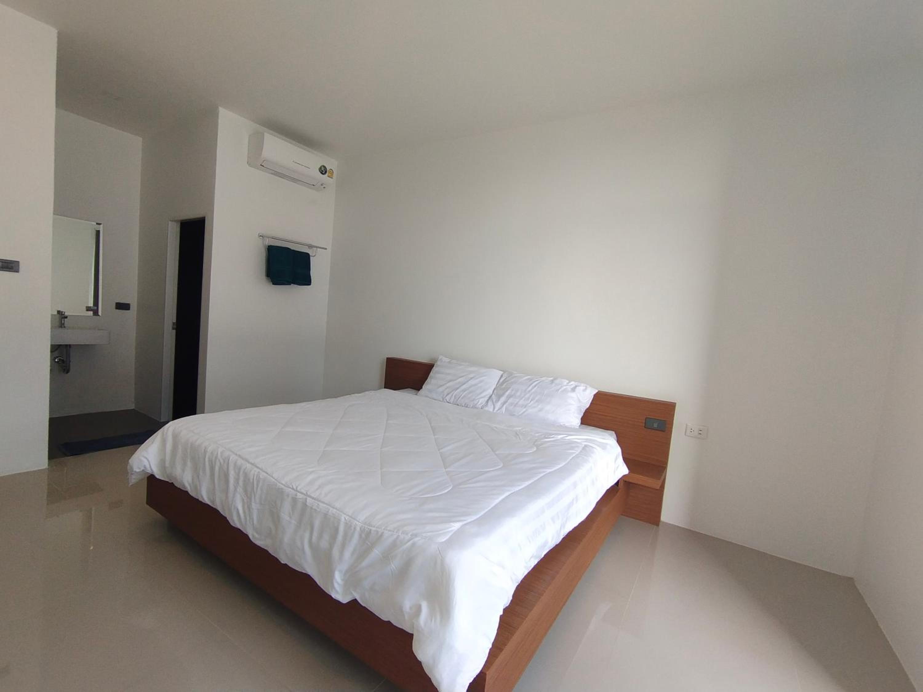 Standard King Room - Photo 27