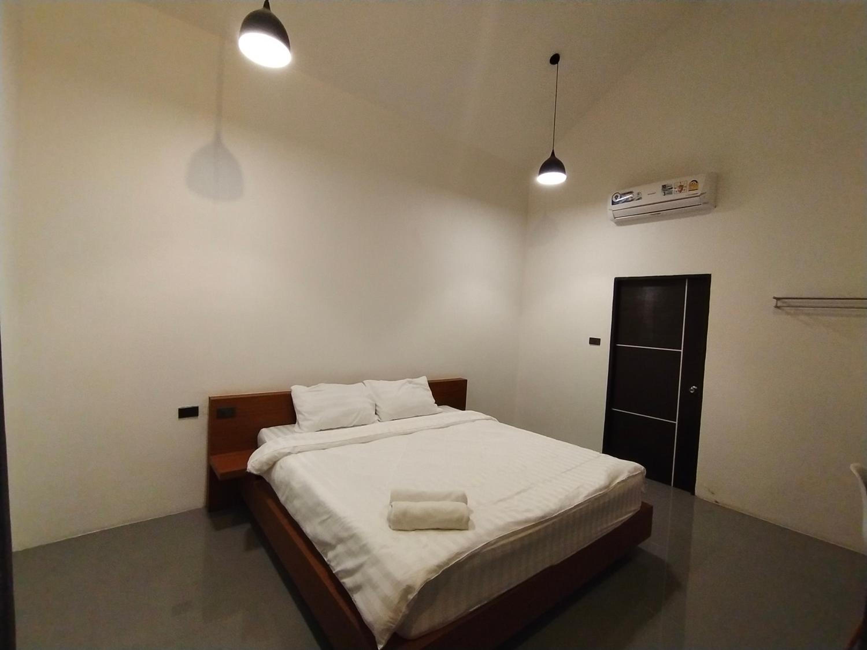 Standard King Room - Photo 26