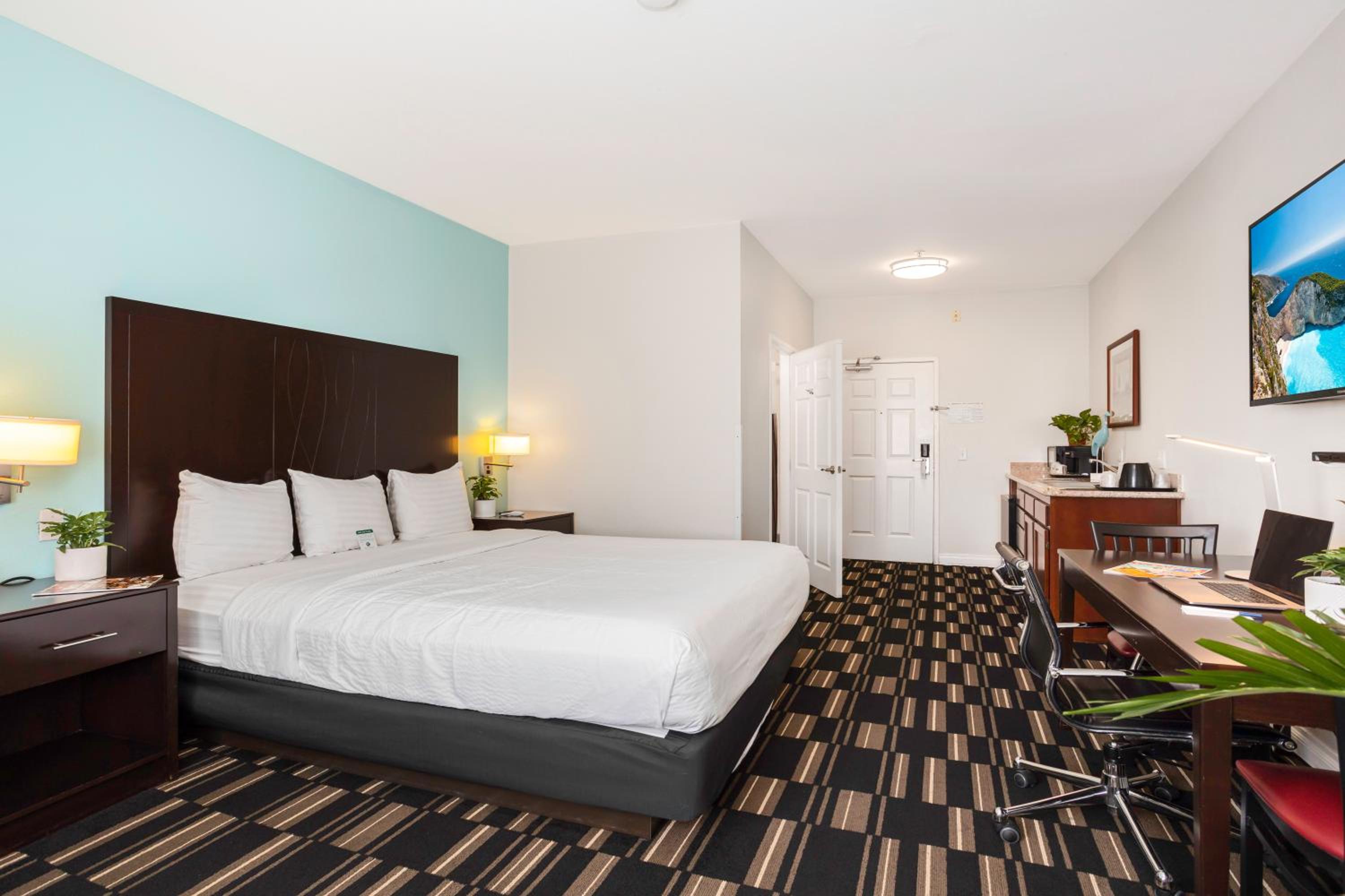 Standard King Room - Photo 17