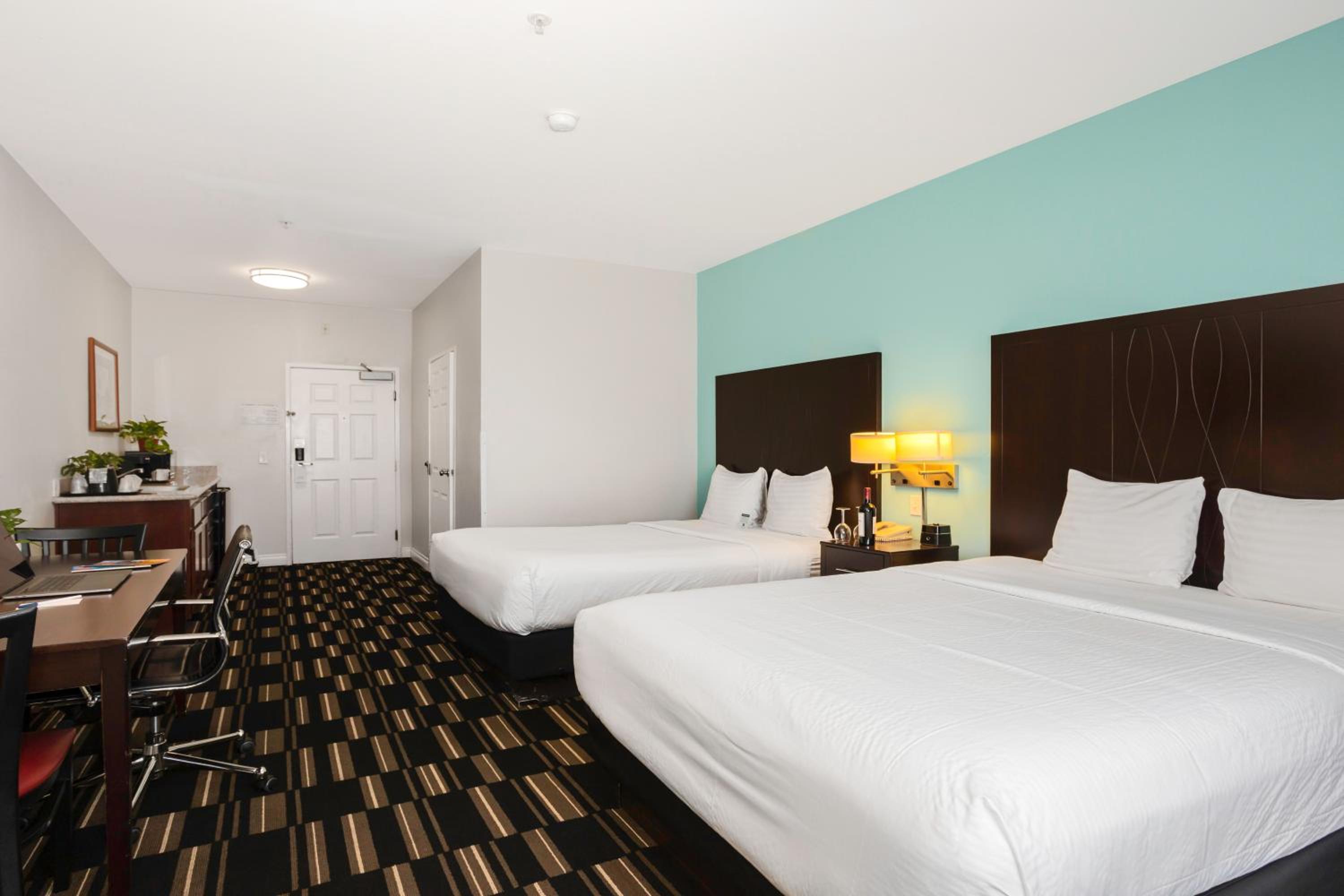 Standard Queen Room with Two Queen Beds - Photo 6