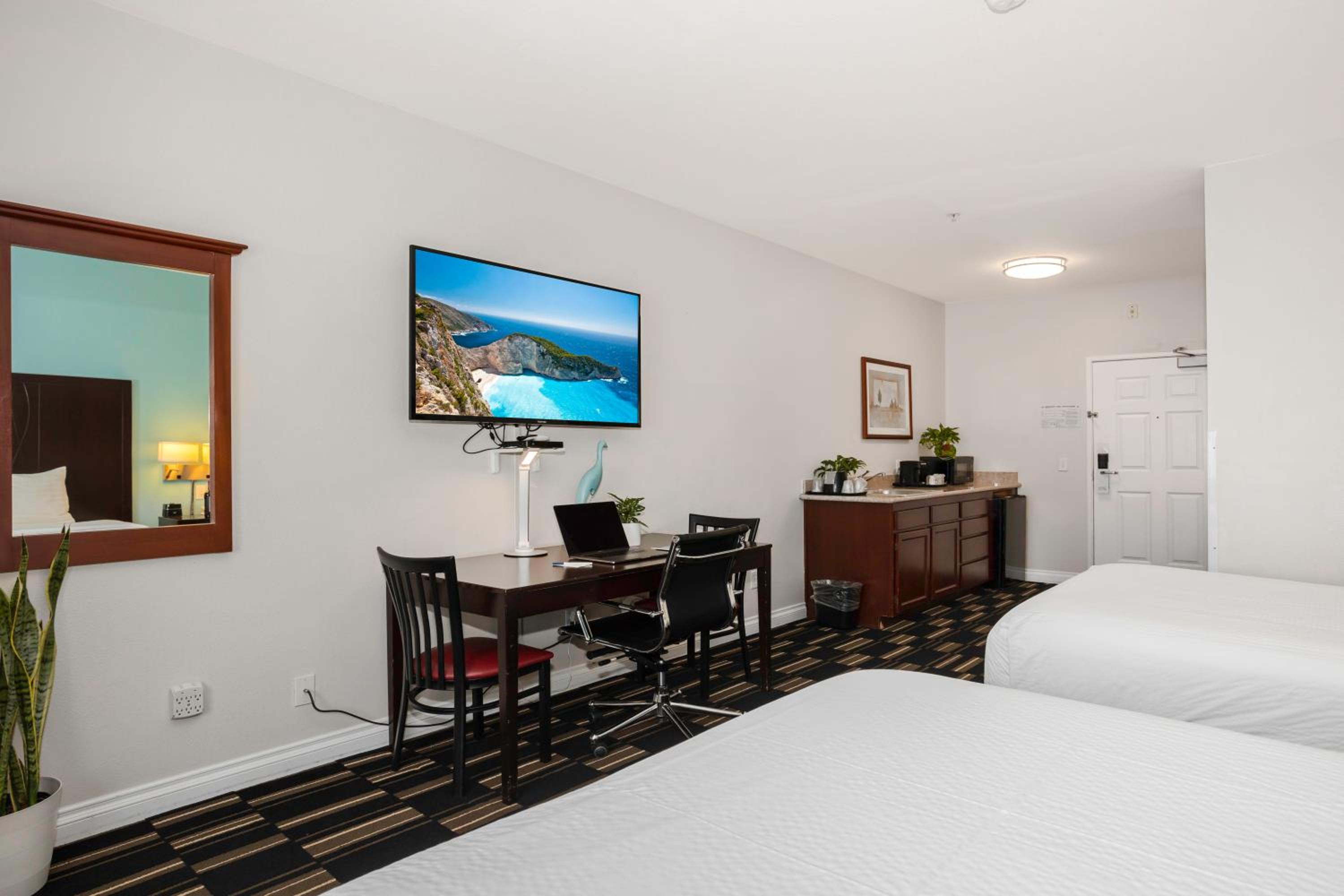 Standard Queen Room with Two Queen Beds - Photo 24