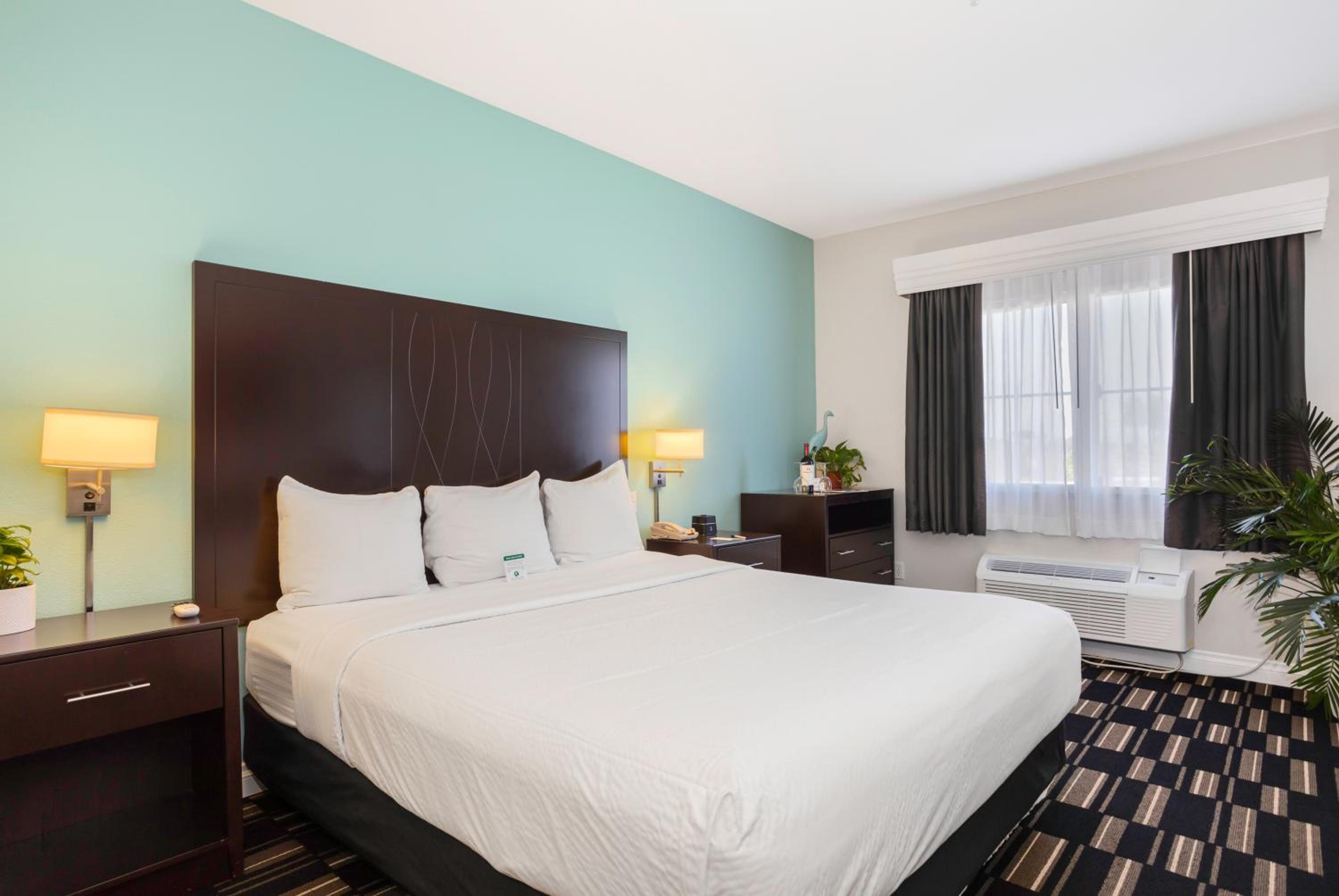 Standard King Room - Photo 5