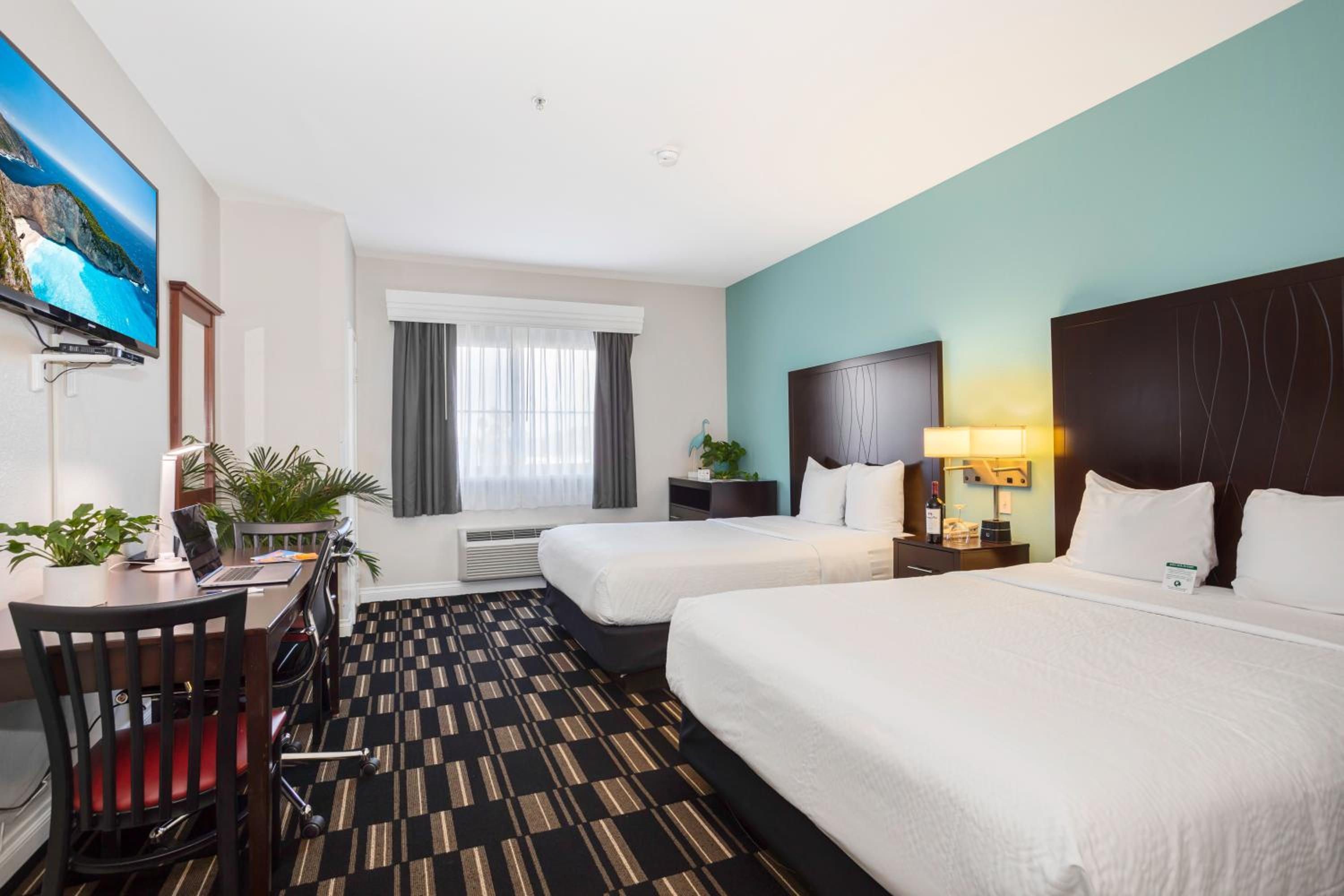 Standard Queen Room with Two Queen Beds - Photo 2
