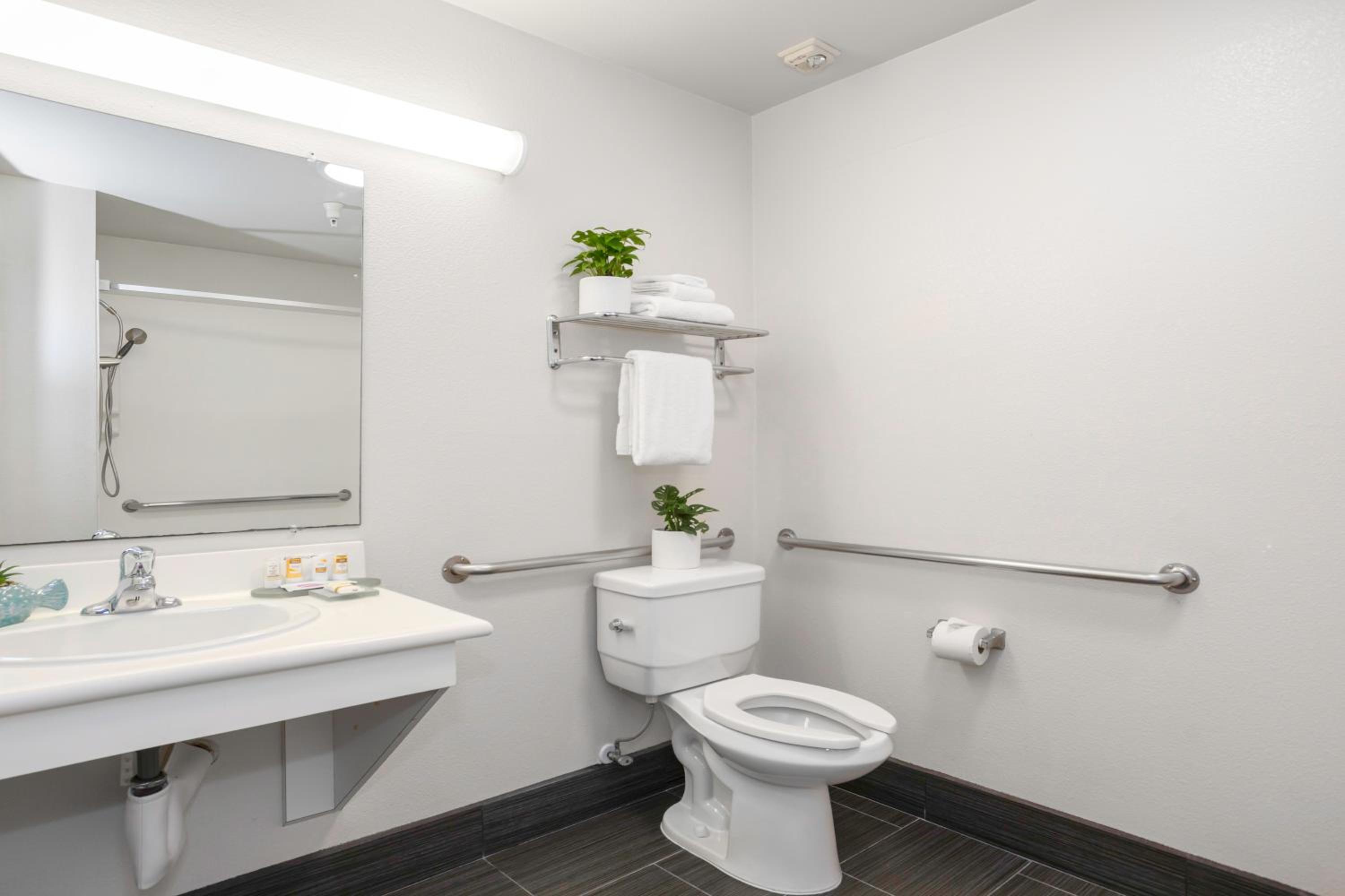 King Room - Disability Access - Photo 11