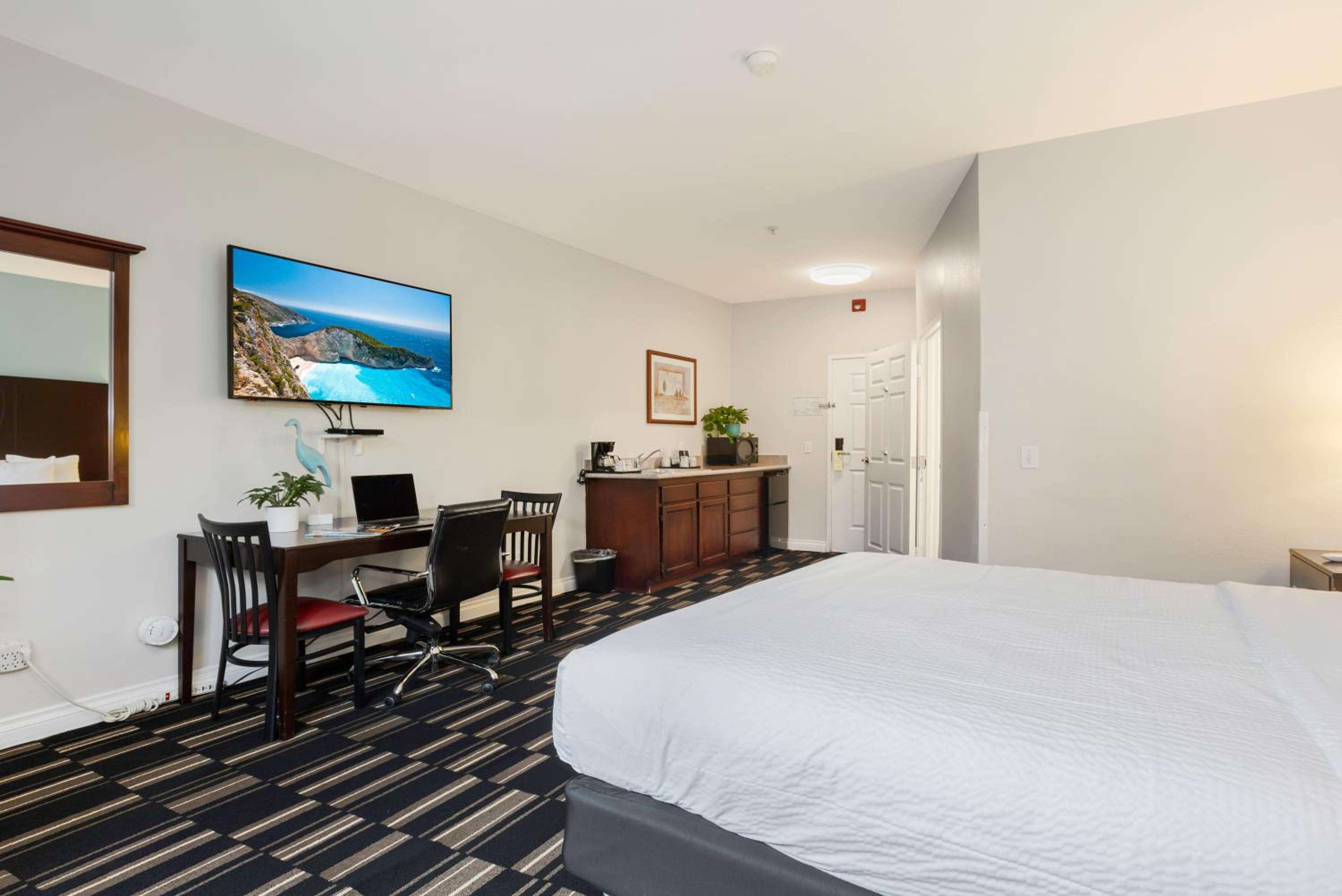 Standard King Room - Photo 16