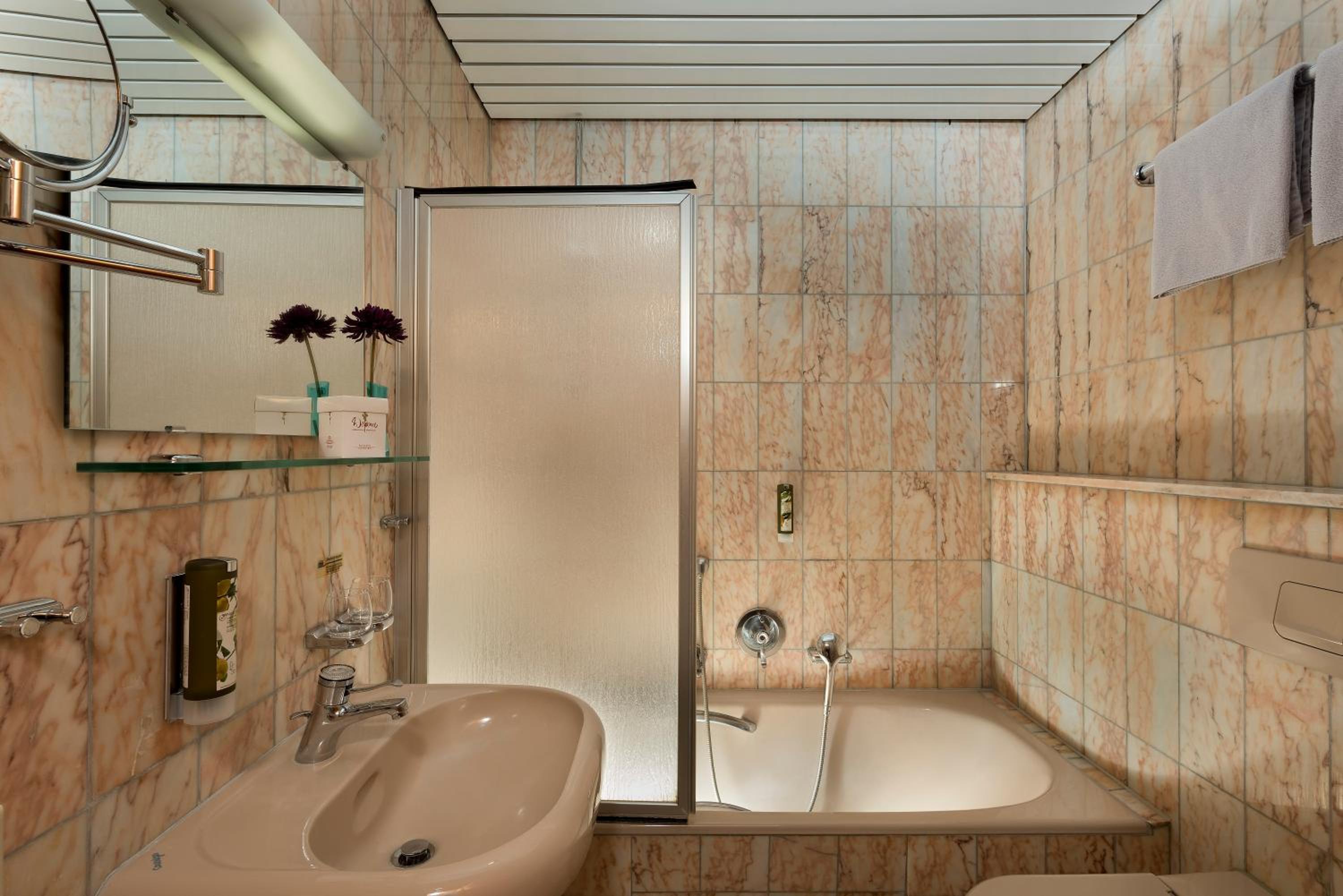 Double or Twin Room - Photo 7