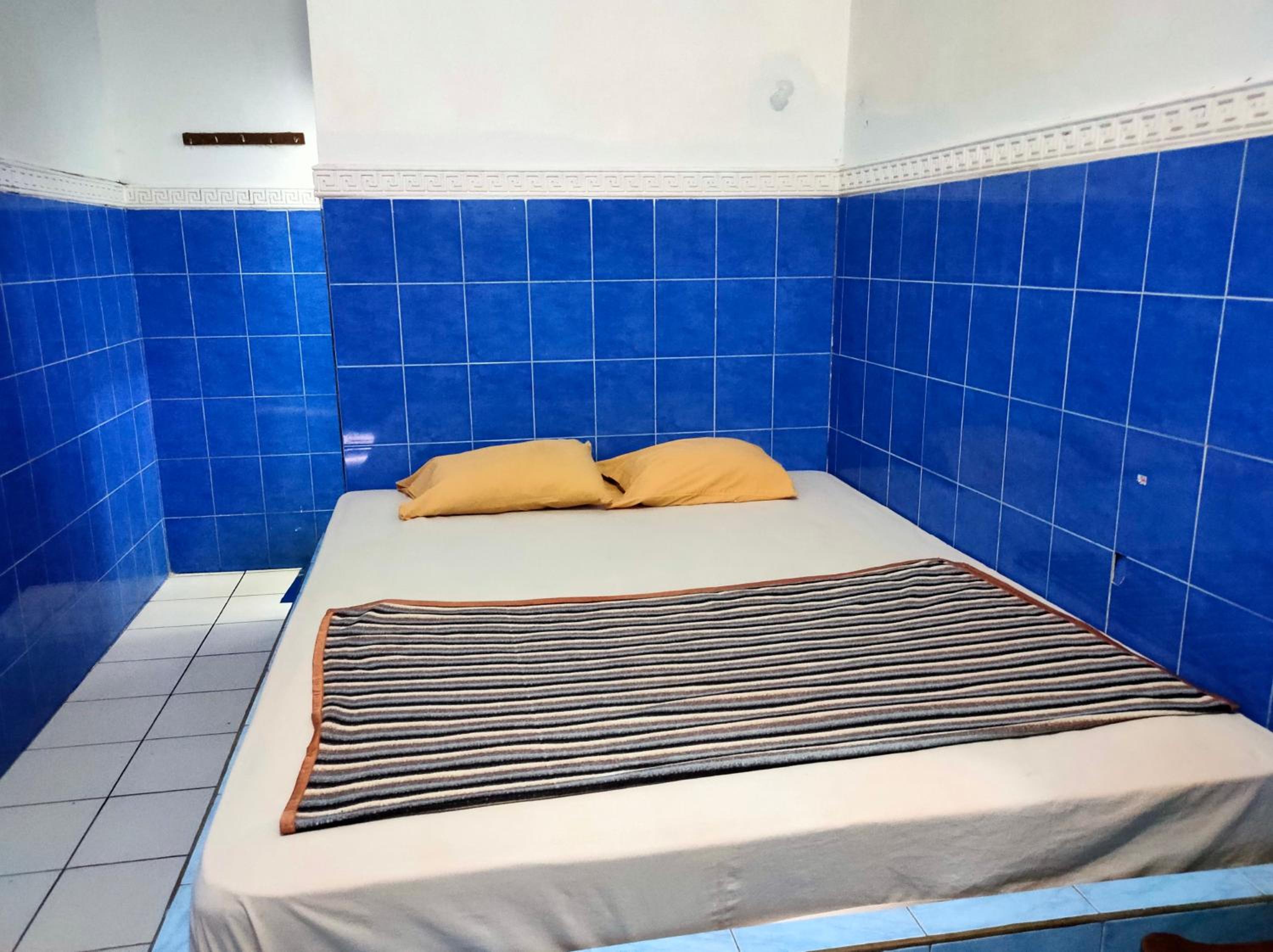 Budget Double Room - Photo 11